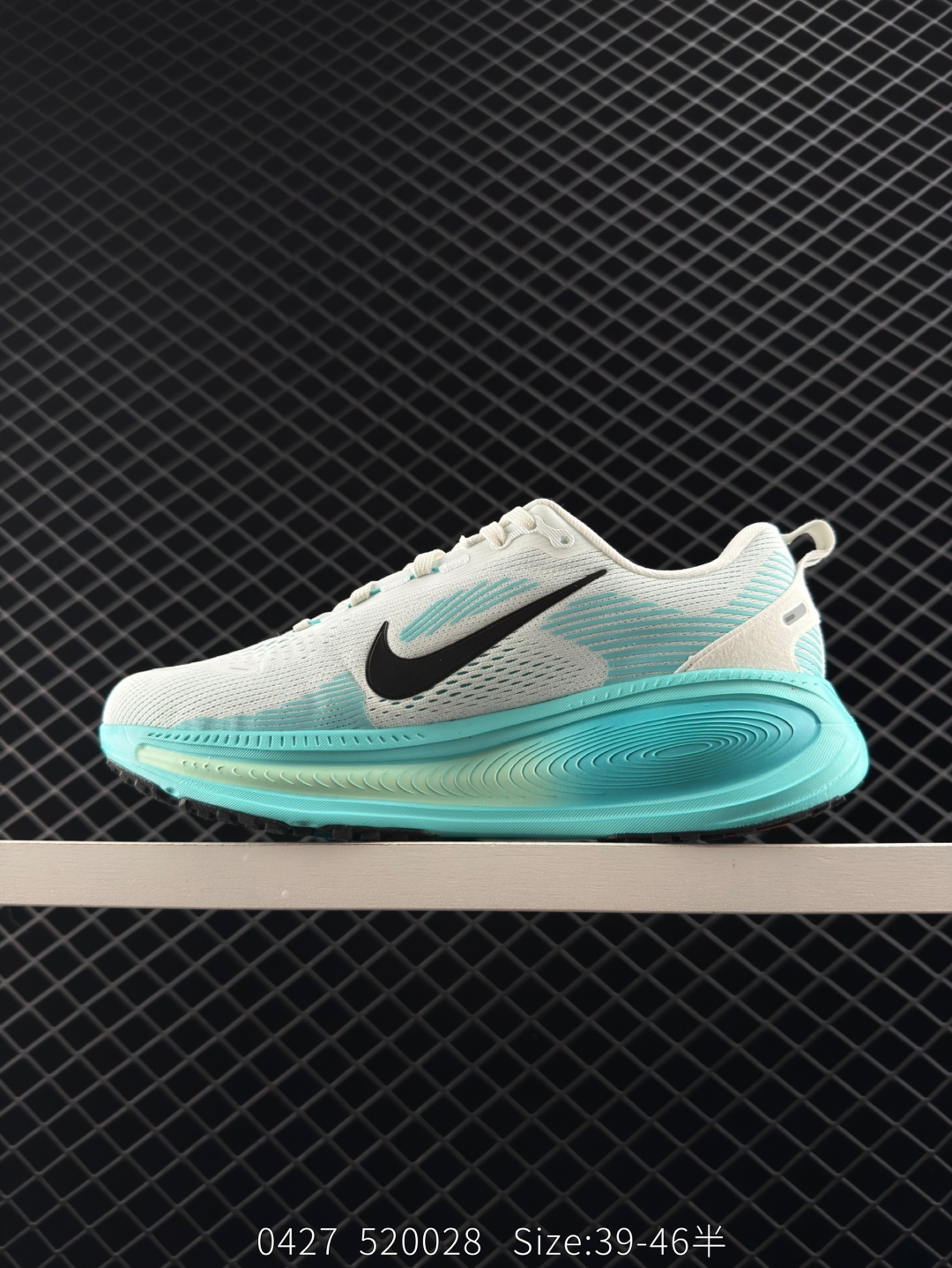 💰140
Nike Vomero 18 耐克 佛莫罗18代 低帮 绿灰色 时尚舒适防滑耐磨低邦休闲跑步鞋 整体采用工程网眼材质打造,透气性非常好;本次Vomero最大亮点在于中底采用贯穿全掌的ZoomX泡绵与分布于后跟和前掌的ReactXb泡绵的组合;实现双层双密度泡绵缓震,提供出色脚感。堆叠高度提升至46毫米,较前作增加6毫米,刷新了Vomerom系列的历史最高堆叠高度,带来了非凡的缓震效果;而鞋底则是采用耐磨橡胶材质,具备良好的抓地能力。
货号:HM6803-103
Size:39~46半
编码:520028