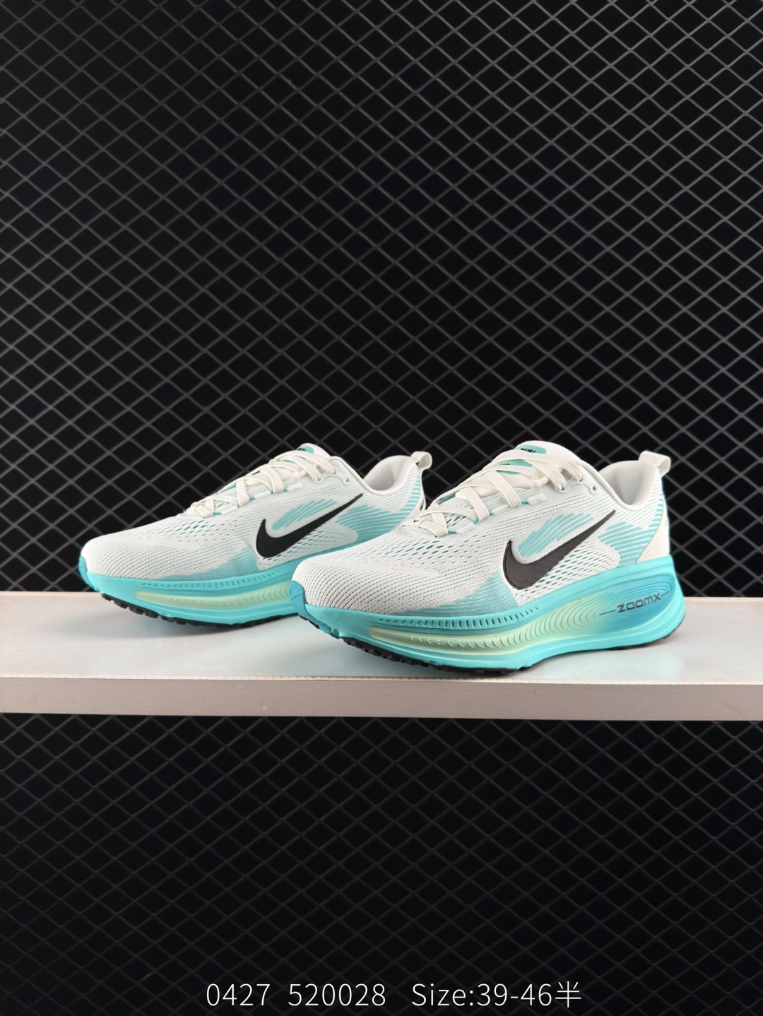 💰140
Nike Vomero 18 耐克 佛莫罗18代 低帮 绿灰色 时尚舒适防滑耐磨低邦休闲跑步鞋 整体采用工程网眼材质打造,透气性非常好;本次Vomero最大亮点在于中底采用贯穿全掌的ZoomX泡绵与分布于后跟和前掌的ReactXb泡绵的组合;实现双层双密度泡绵缓震,提供出色脚感。堆叠高度提升至46毫米,较前作增加6毫米,刷新了Vomerom系列的历史最高堆叠高度,带来了非凡的缓震效果;而鞋底则是采用耐磨橡胶材质,具备良好的抓地能力。
货号:HM6803-103
Size:39~46半
编码:520028
