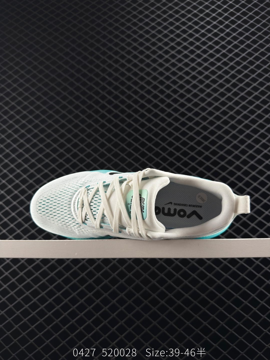 💰140
Nike Vomero 18 耐克 佛莫罗18代 低帮 绿灰色 时尚舒适防滑耐磨低邦休闲跑步鞋 整体采用工程网眼材质打造,透气性非常好;本次Vomero最大亮点在于中底采用贯穿全掌的ZoomX泡绵与分布于后跟和前掌的ReactXb泡绵的组合;实现双层双密度泡绵缓震,提供出色脚感。堆叠高度提升至46毫米,较前作增加6毫米,刷新了Vomerom系列的历史最高堆叠高度,带来了非凡的缓震效果;而鞋底则是采用耐磨橡胶材质,具备良好的抓地能力。
货号:HM6803-103
Size:39~46半
编码:520028