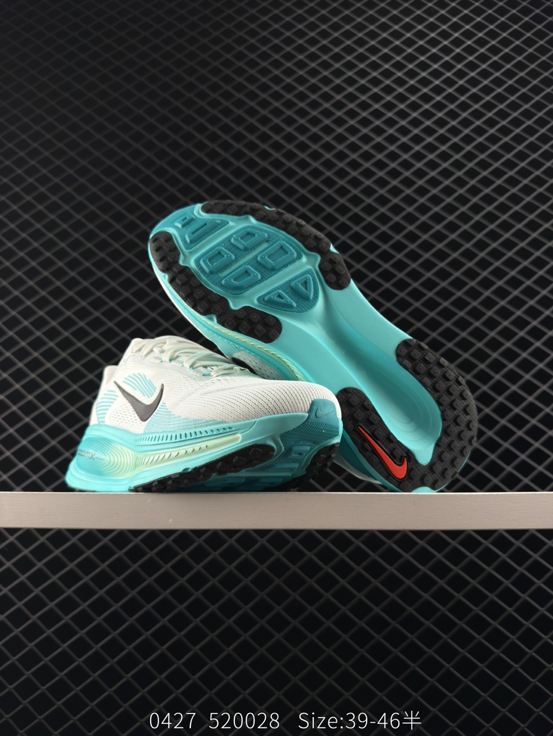 💰140
Nike Vomero 18 耐克 佛莫罗18代 低帮 绿灰色 时尚舒适防滑耐磨低邦休闲跑步鞋 整体采用工程网眼材质打造,透气性非常好;本次Vomero最大亮点在于中底采用贯穿全掌的ZoomX泡绵与分布于后跟和前掌的ReactXb泡绵的组合;实现双层双密度泡绵缓震,提供出色脚感。堆叠高度提升至46毫米,较前作增加6毫米,刷新了Vomerom系列的历史最高堆叠高度,带来了非凡的缓震效果;而鞋底则是采用耐磨橡胶材质,具备良好的抓地能力。
货号:HM6803-103
Size:39~46半
编码:520028
