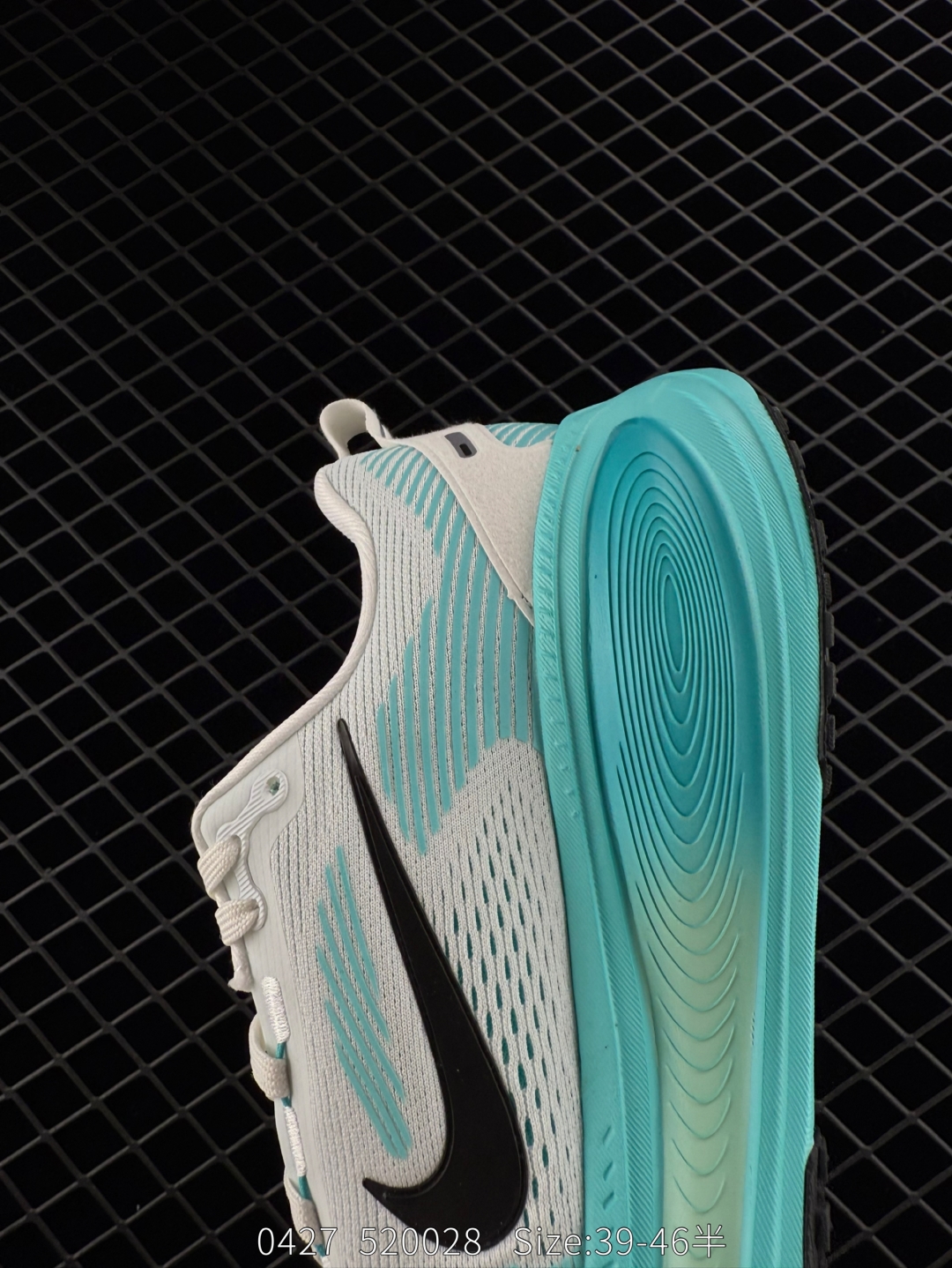 💰140
Nike Vomero 18 耐克 佛莫罗18代 低帮 绿灰色 时尚舒适防滑耐磨低邦休闲跑步鞋 整体采用工程网眼材质打造,透气性非常好;本次Vomero最大亮点在于中底采用贯穿全掌的ZoomX泡绵与分布于后跟和前掌的ReactXb泡绵的组合;实现双层双密度泡绵缓震,提供出色脚感。堆叠高度提升至46毫米,较前作增加6毫米,刷新了Vomerom系列的历史最高堆叠高度,带来了非凡的缓震效果;而鞋底则是采用耐磨橡胶材质,具备良好的抓地能力。
货号:HM6803-103
Size:39~46半
编码:520028