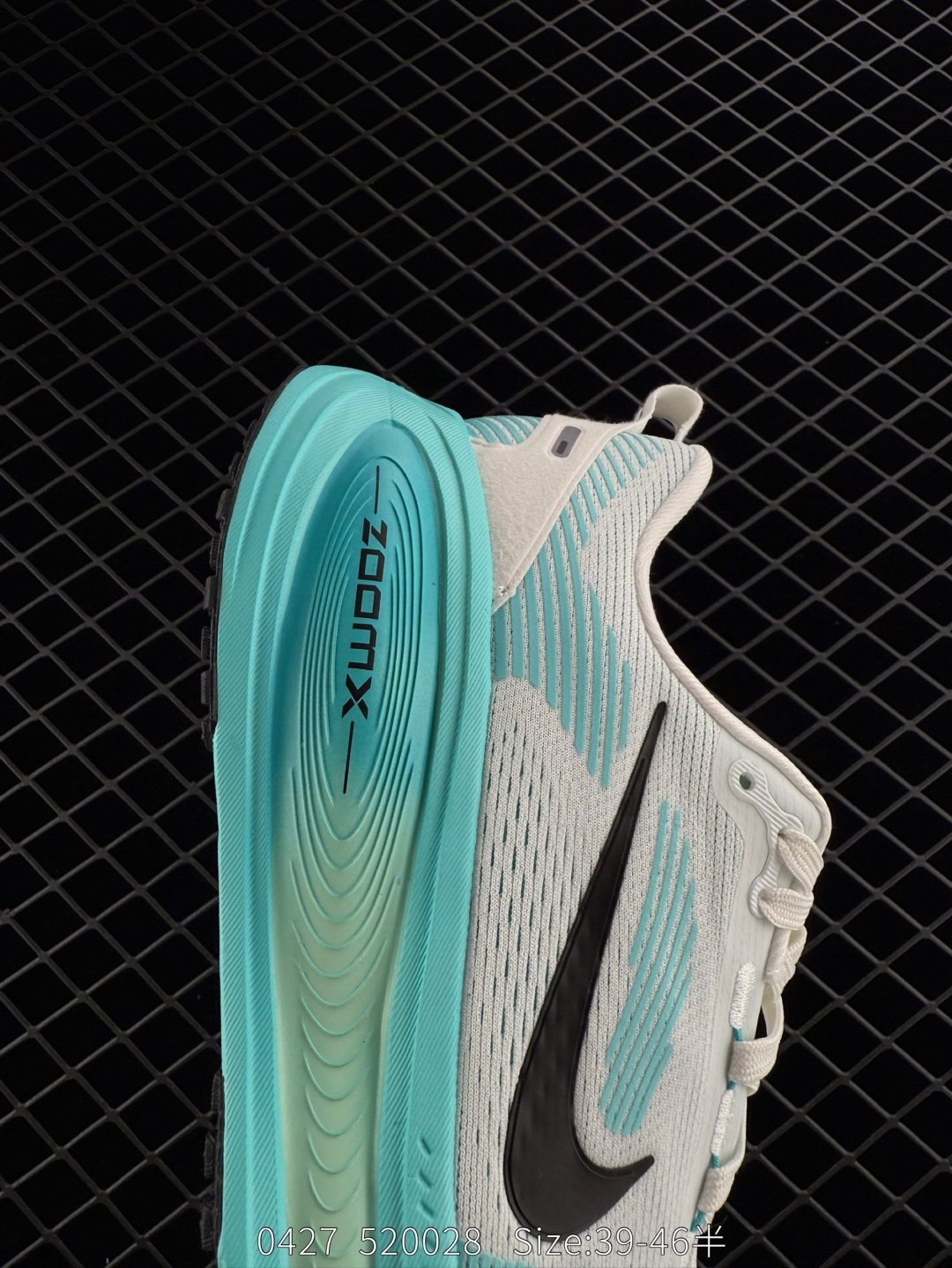 💰140
Nike Vomero 18 耐克 佛莫罗18代 低帮 绿灰色 时尚舒适防滑耐磨低邦休闲跑步鞋 整体采用工程网眼材质打造,透气性非常好;本次Vomero最大亮点在于中底采用贯穿全掌的ZoomX泡绵与分布于后跟和前掌的ReactXb泡绵的组合;实现双层双密度泡绵缓震,提供出色脚感。堆叠高度提升至46毫米,较前作增加6毫米,刷新了Vomerom系列的历史最高堆叠高度,带来了非凡的缓震效果;而鞋底则是采用耐磨橡胶材质,具备良好的抓地能力。
货号:HM6803-103
Size:39~46半
编码:520028