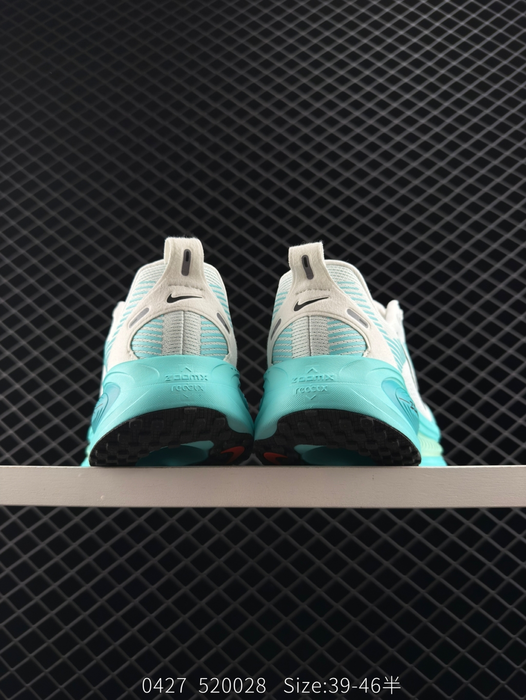 💰140
Nike Vomero 18 耐克 佛莫罗18代 低帮 绿灰色 时尚舒适防滑耐磨低邦休闲跑步鞋 整体采用工程网眼材质打造,透气性非常好;本次Vomero最大亮点在于中底采用贯穿全掌的ZoomX泡绵与分布于后跟和前掌的ReactXb泡绵的组合;实现双层双密度泡绵缓震,提供出色脚感。堆叠高度提升至46毫米,较前作增加6毫米,刷新了Vomerom系列的历史最高堆叠高度,带来了非凡的缓震效果;而鞋底则是采用耐磨橡胶材质,具备良好的抓地能力。
货号:HM6803-103
Size:39~46半
编码:520028