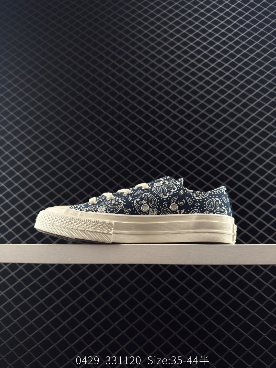 💰220
匡威1970s新款 王源同款腰果花低帮系列出货
 CONVERSE 帆布鞋玩花样,经典不重新  ,这次腰果花低帮系列新出来海军蓝和白色两个颜色 鞋面腰果花纹展现出众风格+复古风格的橡胶围条和鞋头.无论是反搭配波西米亚流浪风,还是街头潮都很造配一款低帮帆布鞋.
海军兰低货号：A15751C
白低货号：15752C
尺码：35 36 36.5 37 37.5 38 39 39.5 40 41 41.5 42 42.5 43 44
编码：331120