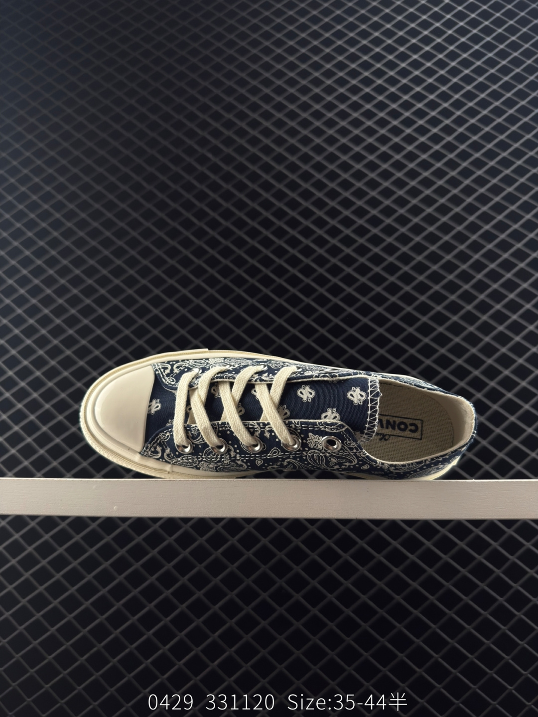 💰220
匡威1970s新款 王源同款腰果花低帮系列出货
 CONVERSE 帆布鞋玩花样,经典不重新  ,这次腰果花低帮系列新出来海军蓝和白色两个颜色 鞋面腰果花纹展现出众风格+复古风格的橡胶围条和鞋头.无论是反搭配波西米亚流浪风,还是街头潮都很造配一款低帮帆布鞋.
海军兰低货号：A15751C
白低货号：15752C
尺码：35 36 36.5 37 37.5 38 39 39.5 40 41 41.5 42 42.5 43 44
编码：331120