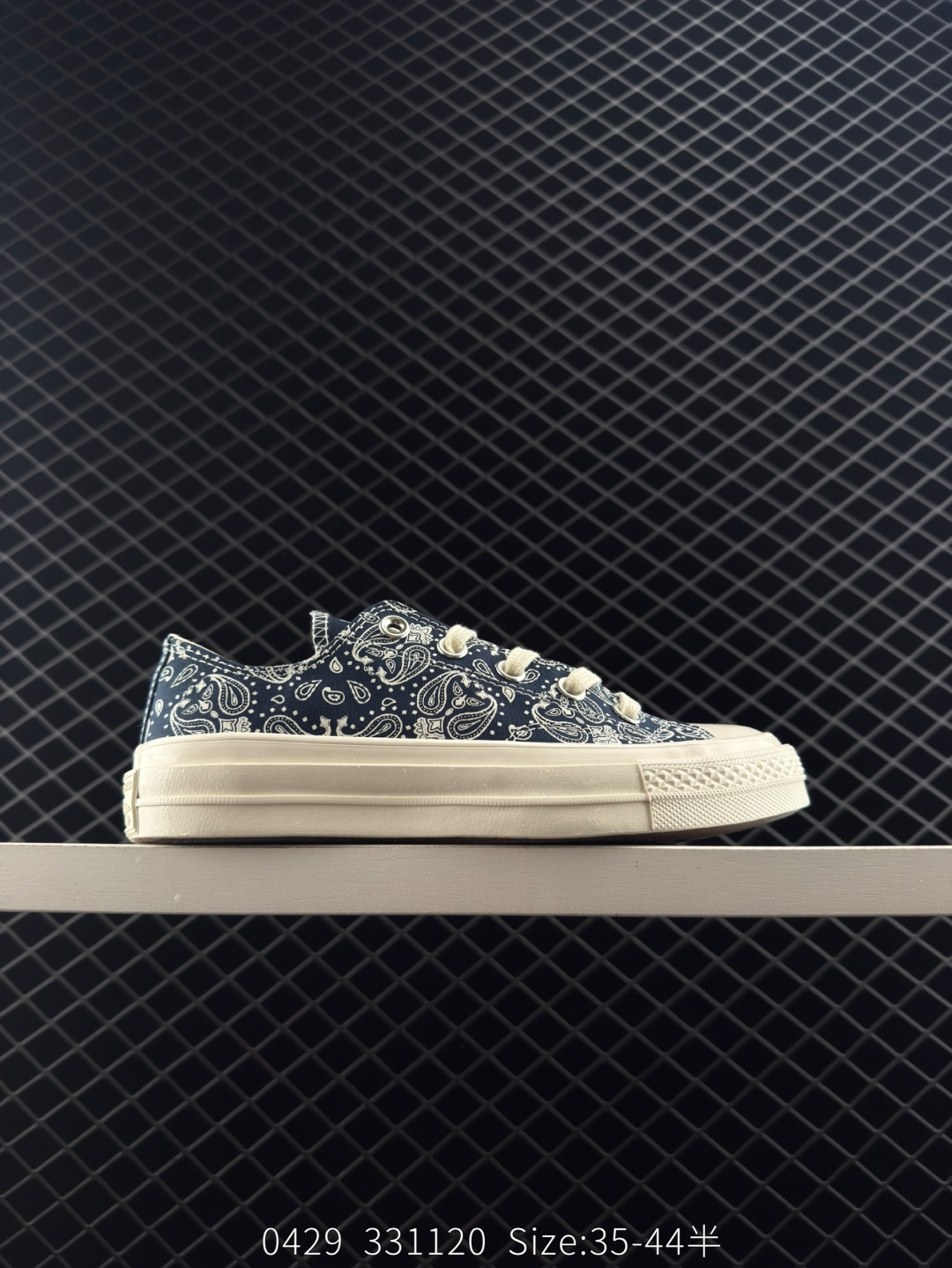 💰220
匡威1970s新款 王源同款腰果花低帮系列出货
 CONVERSE 帆布鞋玩花样,经典不重新  ,这次腰果花低帮系列新出来海军蓝和白色两个颜色 鞋面腰果花纹展现出众风格+复古风格的橡胶围条和鞋头.无论是反搭配波西米亚流浪风,还是街头潮都很造配一款低帮帆布鞋.
海军兰低货号：A15751C
白低货号：15752C
尺码：35 36 36.5 37 37.5 38 39 39.5 40 41 41.5 42 42.5 43 44
编码：331120