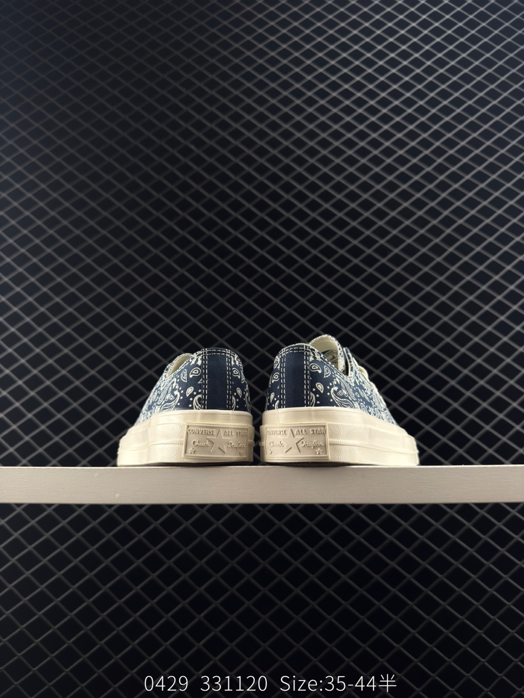 💰220
匡威1970s新款 王源同款腰果花低帮系列出货
 CONVERSE 帆布鞋玩花样,经典不重新  ,这次腰果花低帮系列新出来海军蓝和白色两个颜色 鞋面腰果花纹展现出众风格+复古风格的橡胶围条和鞋头.无论是反搭配波西米亚流浪风,还是街头潮都很造配一款低帮帆布鞋.
海军兰低货号：A15751C
白低货号：15752C
尺码：35 36 36.5 37 37.5 38 39 39.5 40 41 41.5 42 42.5 43 44
编码：331120