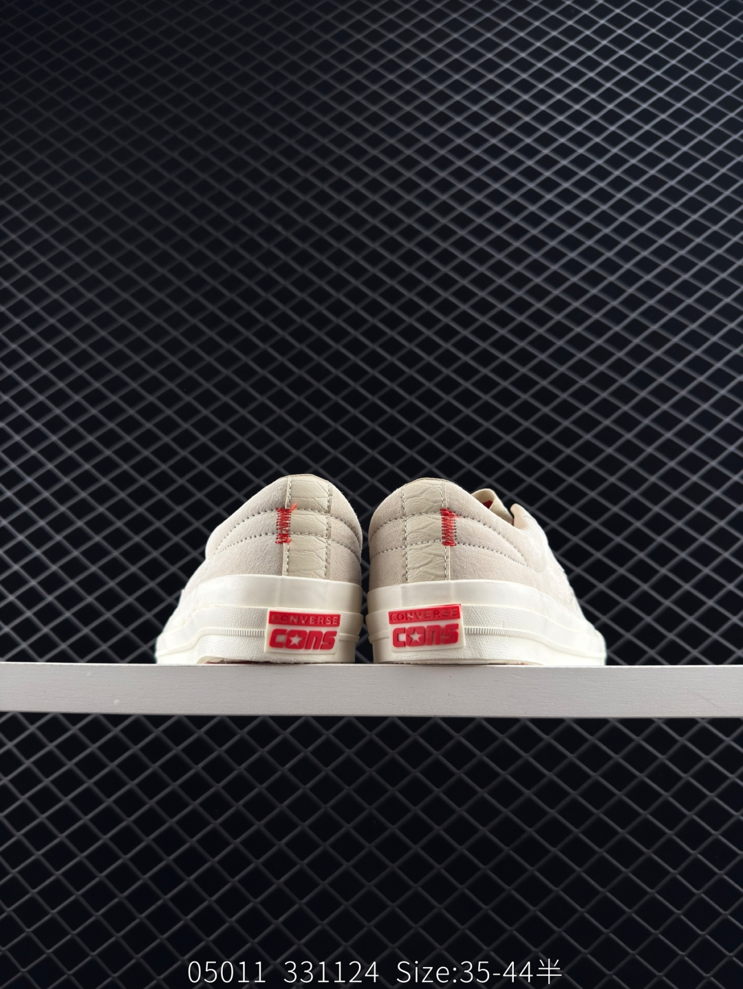 💰240
Converse One Star Pro 龙年限定
匡威官方 龙年星运系列休闲滑板鞋
为经典鞋款增添龙年新意 
翻毛皮鞋面拼接多处龙纹设计 
点燃复古风潮 注入满满年味 
金属龙头双鞋带设计🐲
新的一年 自然要走龙运 
祥意随行 步步星运 每一步都是好彩头 
货号：A08697C
尺码：35 36 36.5 37 37.5 38 39 39.5 40 41 41.5 42 42.5 43 44
编码：331124