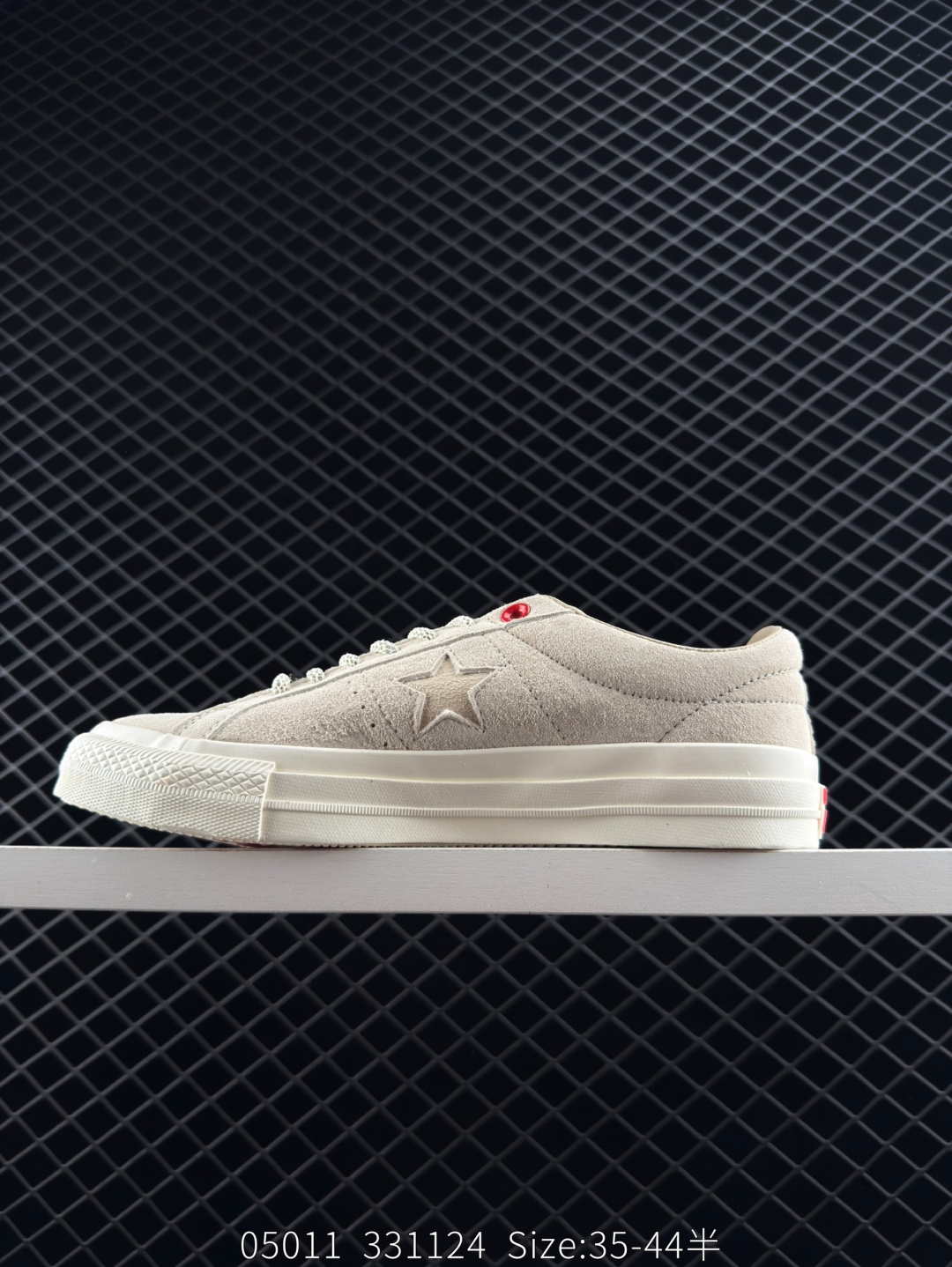 💰240
Converse One Star Pro 龙年限定
匡威官方 龙年星运系列休闲滑板鞋
为经典鞋款增添龙年新意 
翻毛皮鞋面拼接多处龙纹设计 
点燃复古风潮 注入满满年味 
金属龙头双鞋带设计🐲
新的一年 自然要走龙运 
祥意随行 步步星运 每一步都是好彩头 
货号：A08697C
尺码：35 36 36.5 37 37.5 38 39 39.5 40 41 41.5 42 42.5 43 44
编码：331124