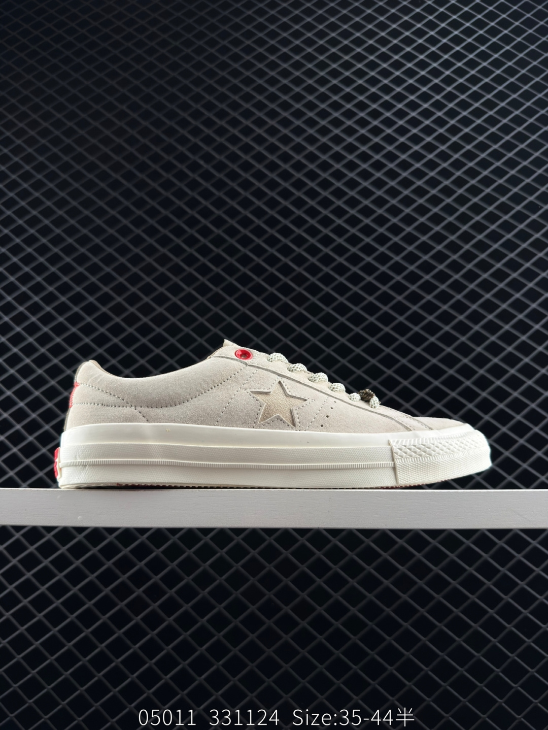 💰240
Converse One Star Pro 龙年限定
匡威官方 龙年星运系列休闲滑板鞋
为经典鞋款增添龙年新意 
翻毛皮鞋面拼接多处龙纹设计 
点燃复古风潮 注入满满年味 
金属龙头双鞋带设计🐲
新的一年 自然要走龙运 
祥意随行 步步星运 每一步都是好彩头 
货号：A08697C
尺码：35 36 36.5 37 37.5 38 39 39.5 40 41 41.5 42 42.5 43 44
编码：331124