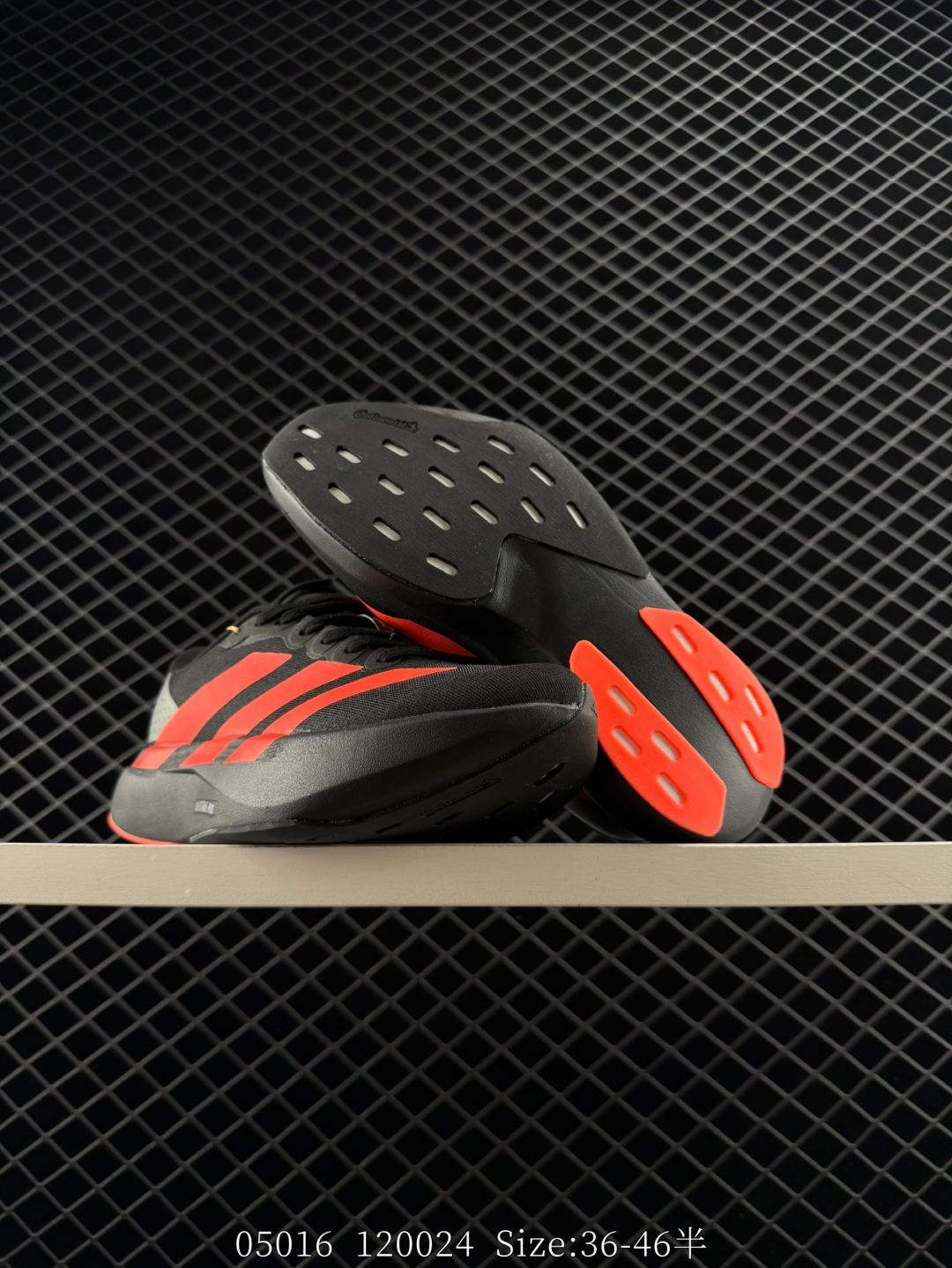 💰220
Adidas Adizero Evo SL M
阿迪超轻透气缓震跑鞋
整体外观造型与adiZero Adios Pro EVO 1非常相似 中底配置方面搭载全掌Lightstrike Pro 
鞋面采用透气网面示人 契合日常训练鞋的定位 更加耐用
外底给到了马牌橡胶 及上代竞速旗舰adidas Adizero Adios Pro 3区域分布
官方货号: JR3414
尺码：36～46带半码
编号：120024
