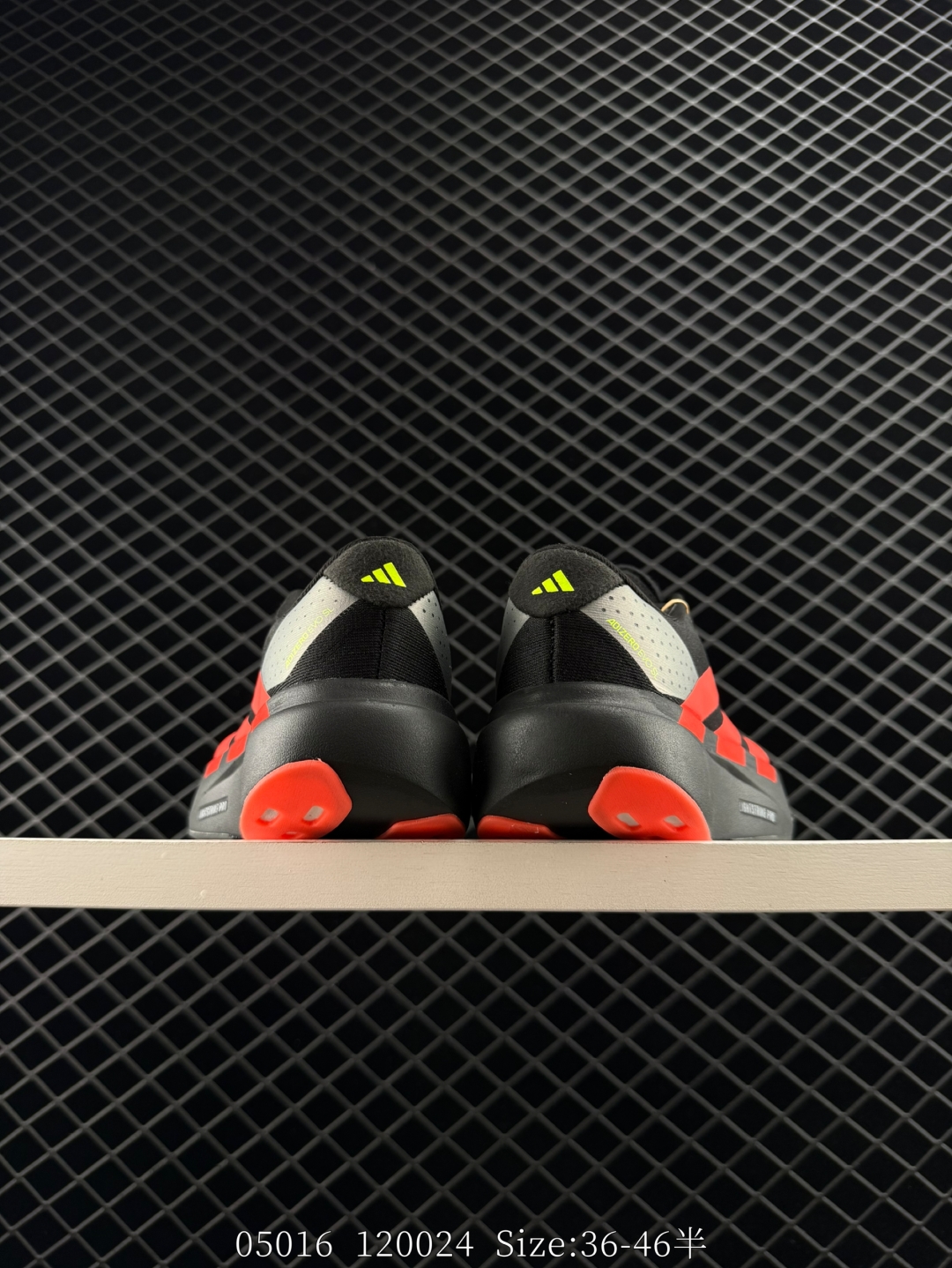 💰220
Adidas Adizero Evo SL M
阿迪超轻透气缓震跑鞋
整体外观造型与adiZero Adios Pro EVO 1非常相似 中底配置方面搭载全掌Lightstrike Pro 
鞋面采用透气网面示人 契合日常训练鞋的定位 更加耐用
外底给到了马牌橡胶 及上代竞速旗舰adidas Adizero Adios Pro 3区域分布
官方货号: JR3414
尺码：36～46带半码
编号：120024
