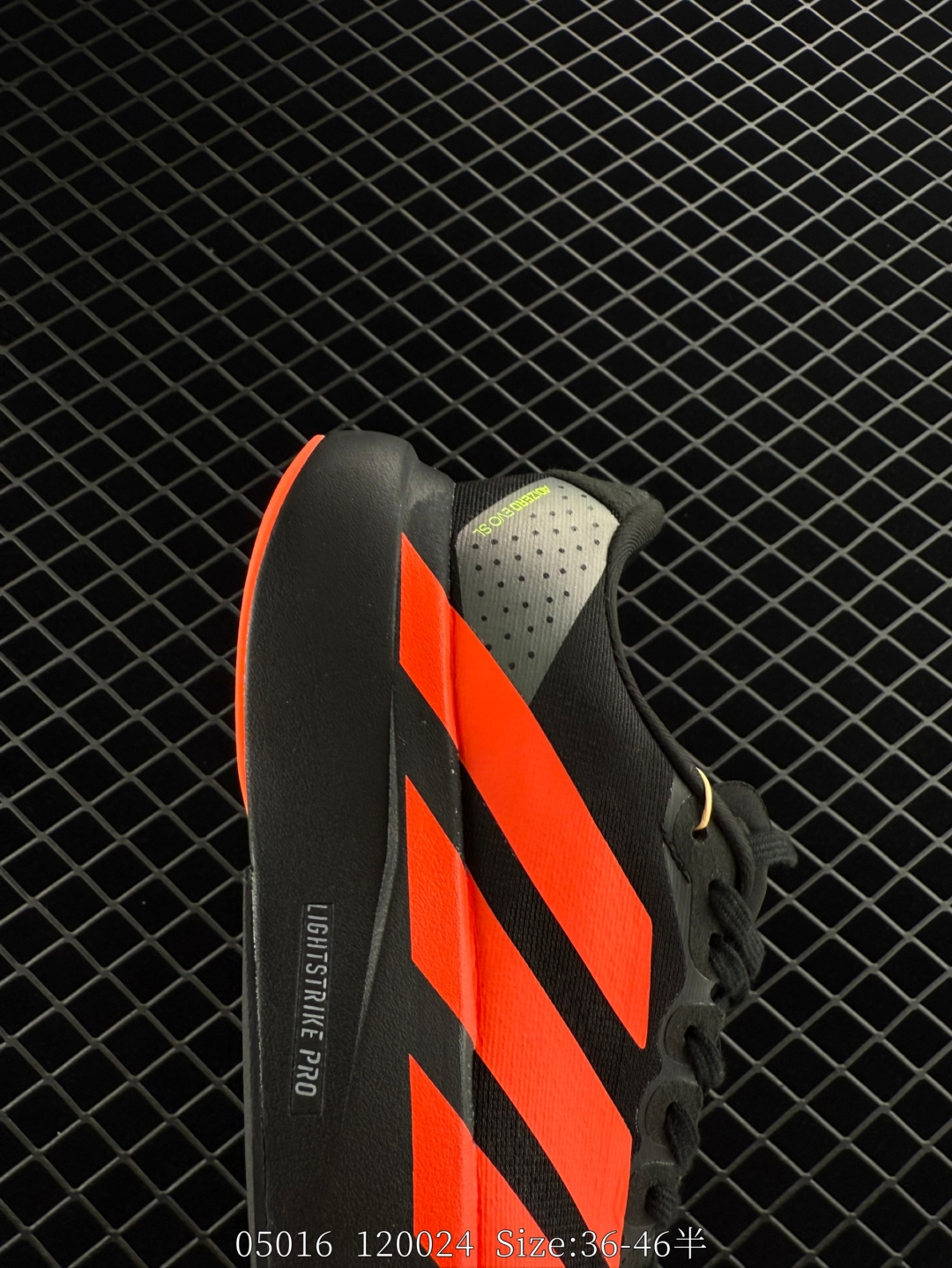 💰220
Adidas Adizero Evo SL M
阿迪超轻透气缓震跑鞋
整体外观造型与adiZero Adios Pro EVO 1非常相似 中底配置方面搭载全掌Lightstrike Pro 
鞋面采用透气网面示人 契合日常训练鞋的定位 更加耐用
外底给到了马牌橡胶 及上代竞速旗舰adidas Adizero Adios Pro 3区域分布
官方货号: JR3414
尺码：36～46带半码
编号：120024
