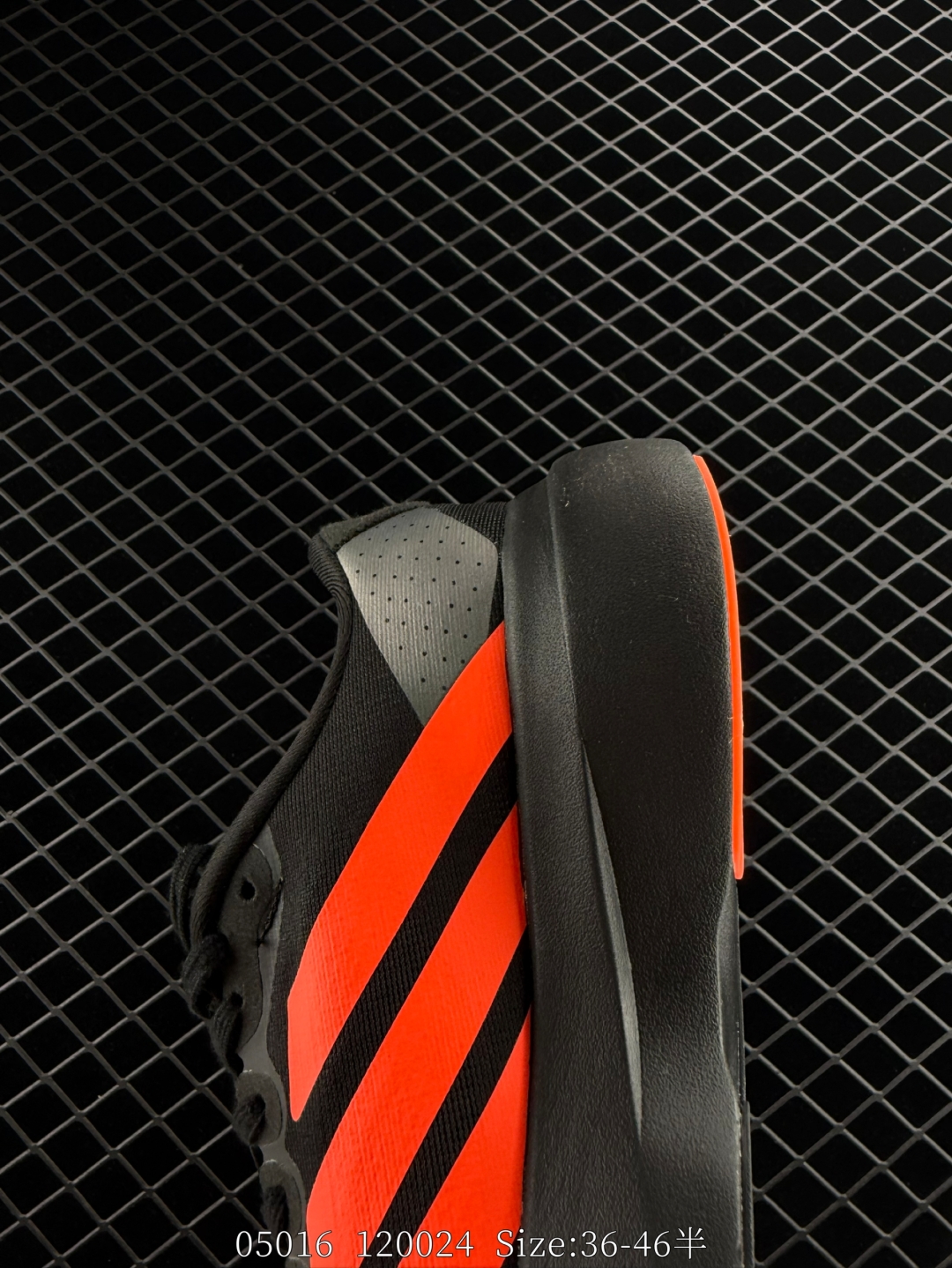 💰220
Adidas Adizero Evo SL M
阿迪超轻透气缓震跑鞋
整体外观造型与adiZero Adios Pro EVO 1非常相似 中底配置方面搭载全掌Lightstrike Pro 
鞋面采用透气网面示人 契合日常训练鞋的定位 更加耐用
外底给到了马牌橡胶 及上代竞速旗舰adidas Adizero Adios Pro 3区域分布
官方货号: JR3414
尺码：36～46带半码
编号：120024
