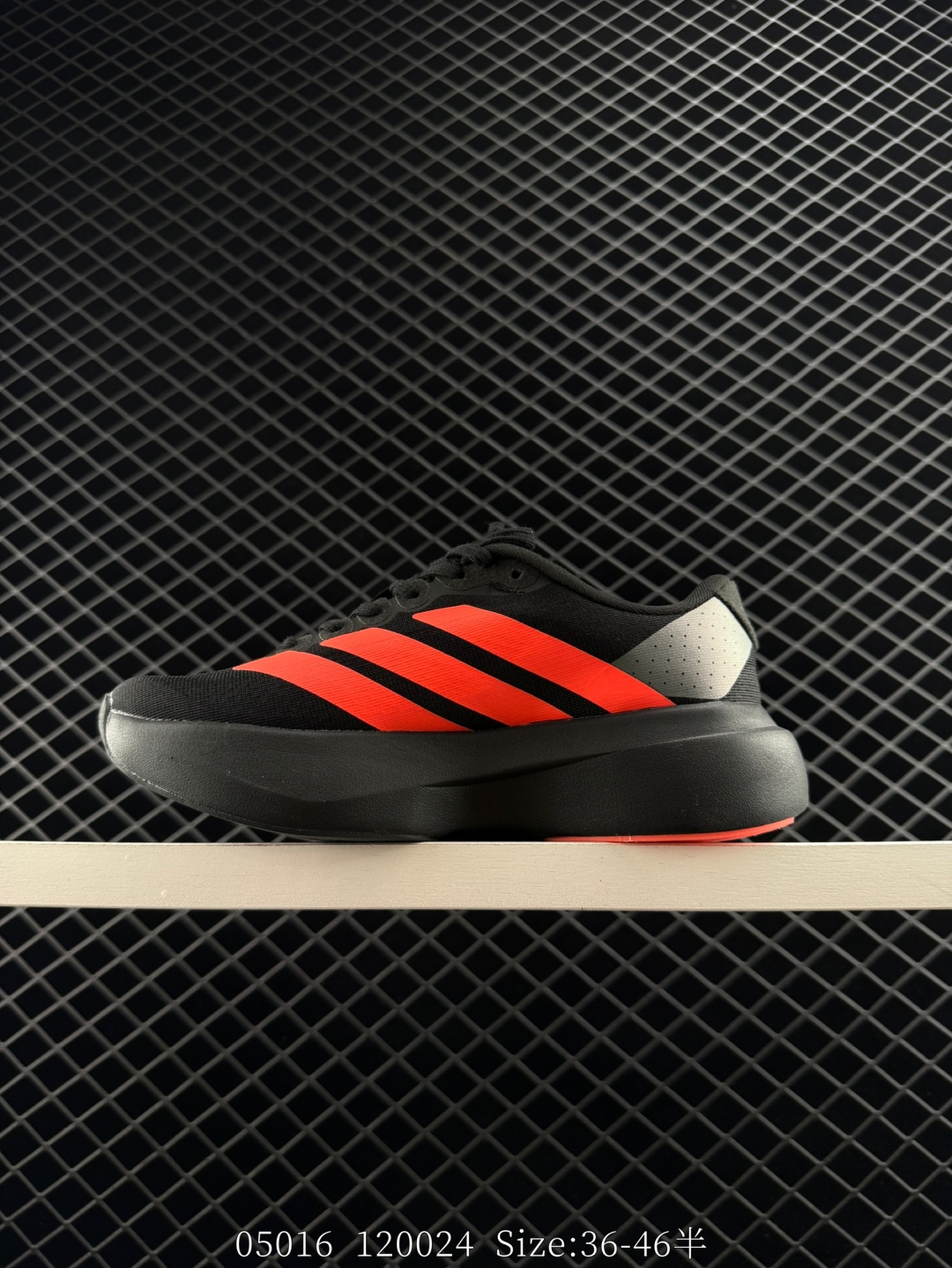 💰220
Adidas Adizero Evo SL M
阿迪超轻透气缓震跑鞋
整体外观造型与adiZero Adios Pro EVO 1非常相似 中底配置方面搭载全掌Lightstrike Pro 
鞋面采用透气网面示人 契合日常训练鞋的定位 更加耐用
外底给到了马牌橡胶 及上代竞速旗舰adidas Adizero Adios Pro 3区域分布
官方货号: JR3414
尺码：36～46带半码
编号：120024
