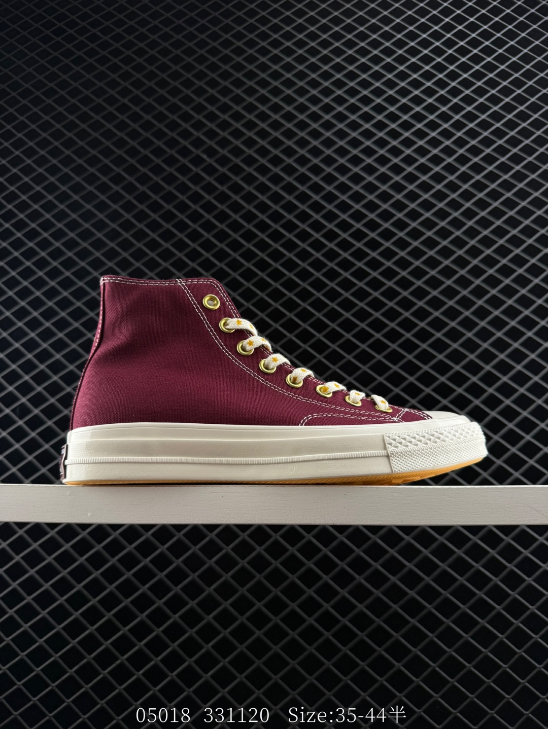 💰220
匡威新款出货
Converse 1970s 星星元素 酒红,黑色出(配件齐全+赠送一副鞋带)
此款金扣,金标+“星星元素的高帮帆布真的美哭了🥹”后跟星星💫图案也是超好的点缀!真的好好看,黑色和酒红也是很好百搭的!
黑高货号:A12462
酒红高货号:A12463C
SIZE:35-44(36.5 37.5 39.5 41.5 42.5 )
编码:331120