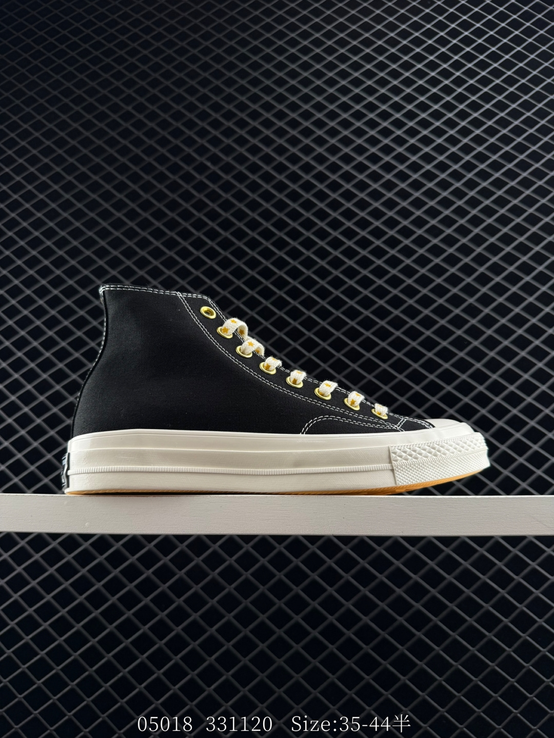 💰220
匡威新款出货
 Converse 1970s 星星元素 酒红，黑色出(配件齐全+赠送一副鞋带)
此款金扣，金标+“星星元素的高帮帆布真的美哭了🥹”后跟星星💫图案也是超好的点缀！真的好好看，黑色和酒红也是很好百搭的！
黑高货号：A12462 
酒红高货号：A12463C
SIZE：35-44（36.5 37.5 39.5 41.5 42.5 ）
编码：331120