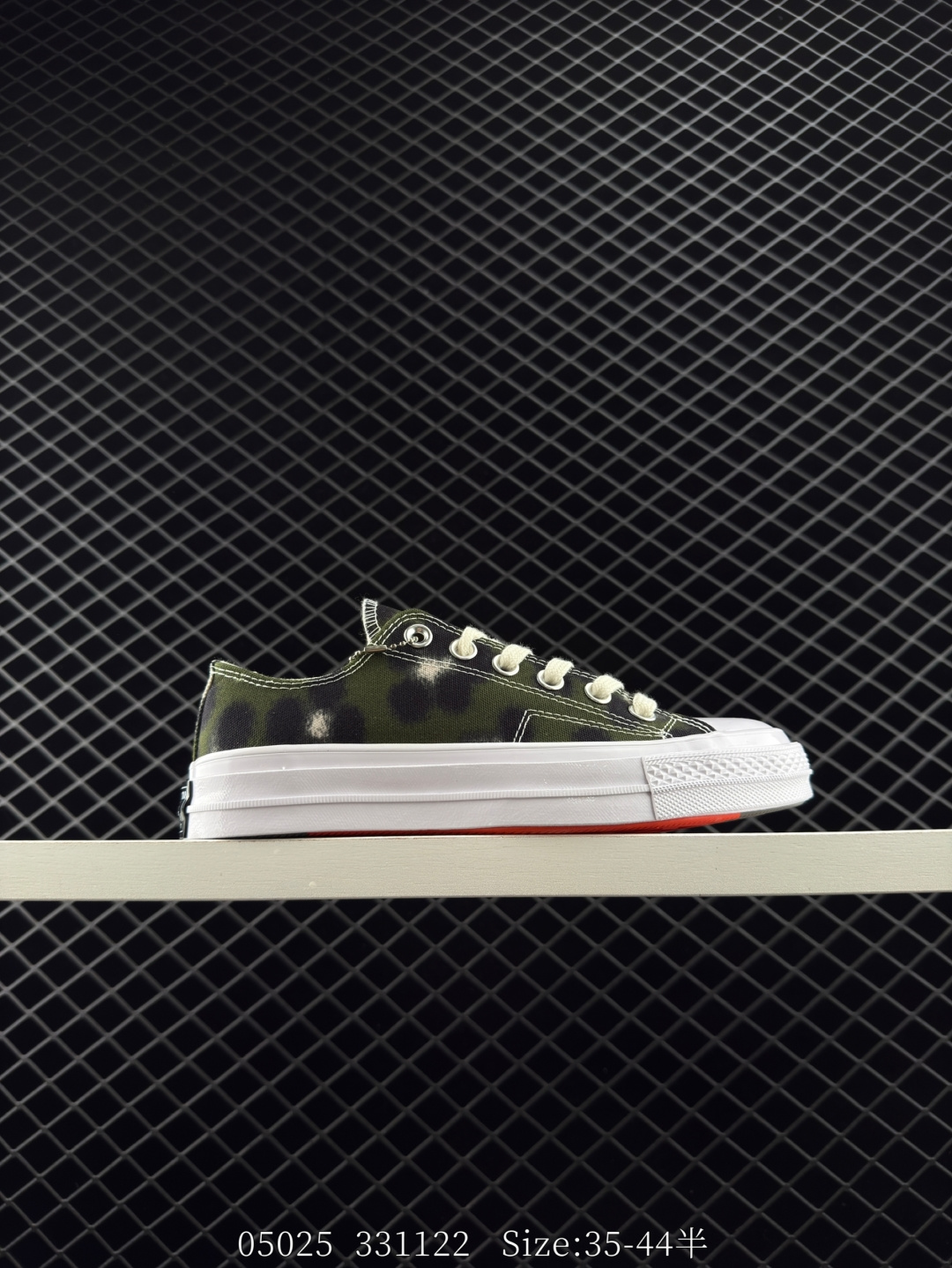 💰230
Converse x Kenzo | 花豹狂想
Converse 携手法国时尚品牌 ﻿@KENZO﻿
将“Hana Leopard” 80年代复古花豹印花
大胆铺满匡威CHUCK 70鞋面
狂野豹纹与海棠花卉巧妙碰撞💥
极具张力的复古美学👀 轻松拿捏到位
	
风格张扬🌀 色彩鲜明🎨 个性彰显👁
掀起一场源自80年代的风格狂想🌪
​尺码：35-44（36.5 37.5 39.5 41.5 42.5）
编码：331122