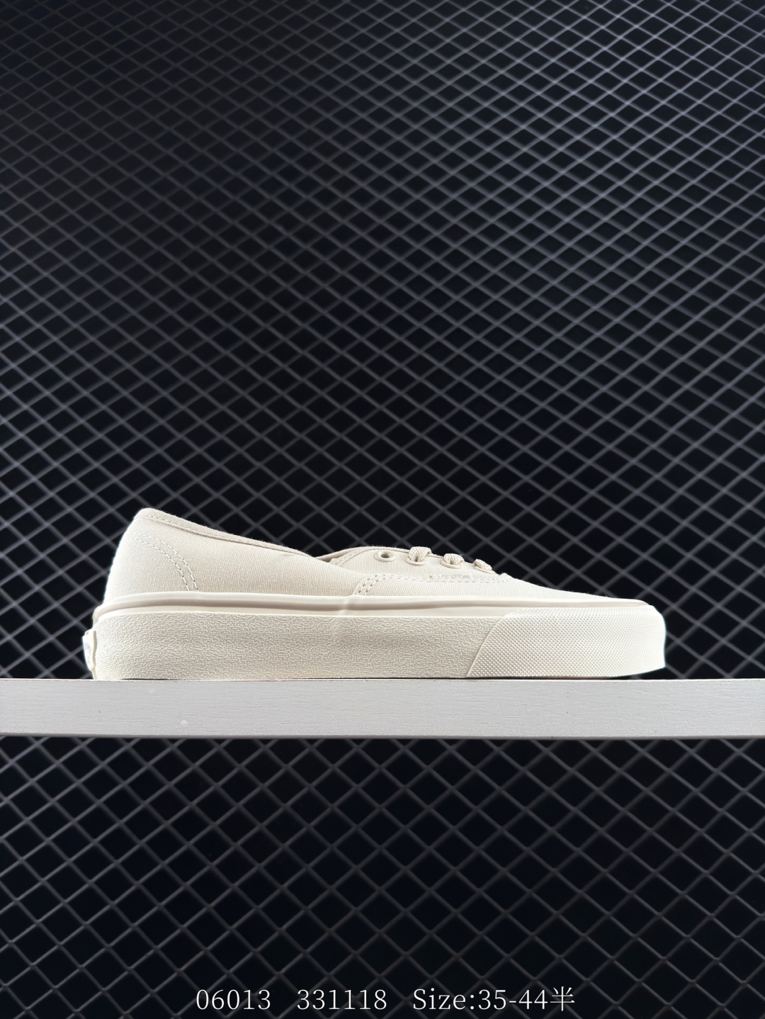 💰210 新款出货 Vans万斯 Authentic夏季经典鞋型学生小白鞋帆布鞋。炎炎夏日来上一双温柔的冰淇淋配色帆布鞋,简约、大气,旅游出行打卡拍照必备! 货号:VN000BW5CCZ 尺码:35 36 36.5 37 38 38.5 39 40 40.5 41 42 42.5 43 44 编码:331118