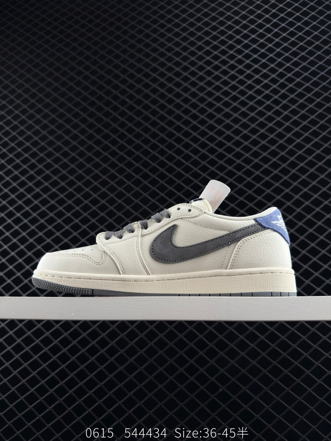 💰230
Louis Vuitton x Travis Scott x Air Jordan 1 Low 路易威登 x AJ1 低帮 LV米白蓝倒勾联名 AJ1 乔丹1代 aj1 乔1 低邦 LV米白绿倒勾联名 乔丹篮球鞋系列 鞋身延续了此前的设计,通体采用皮革材质覆盖,营造出极佳的质感;配色方面以米灰白色为底搭配米黄色框架呈现,标志性的反钩Swoosh Logo采用绿色呈现,内侧则辅以绿色Swoosh Logo点缀,鞋舌等多处TS标志性元素均得以保留;鞋舌白色绣标上点缀绿色LV标志,鞋身内侧Cactus Jack厂牌Logo采用绿色点缀,后跟的厂牌标志以及Wings Logo均采用黄色缝线打造,彰显联名身份;中底部分也使用了氧化做旧效果,外底则采用棕色橡胶完善整体设计收尾。
货号:LX1988-111
Size:36-45带半码
编码:544434