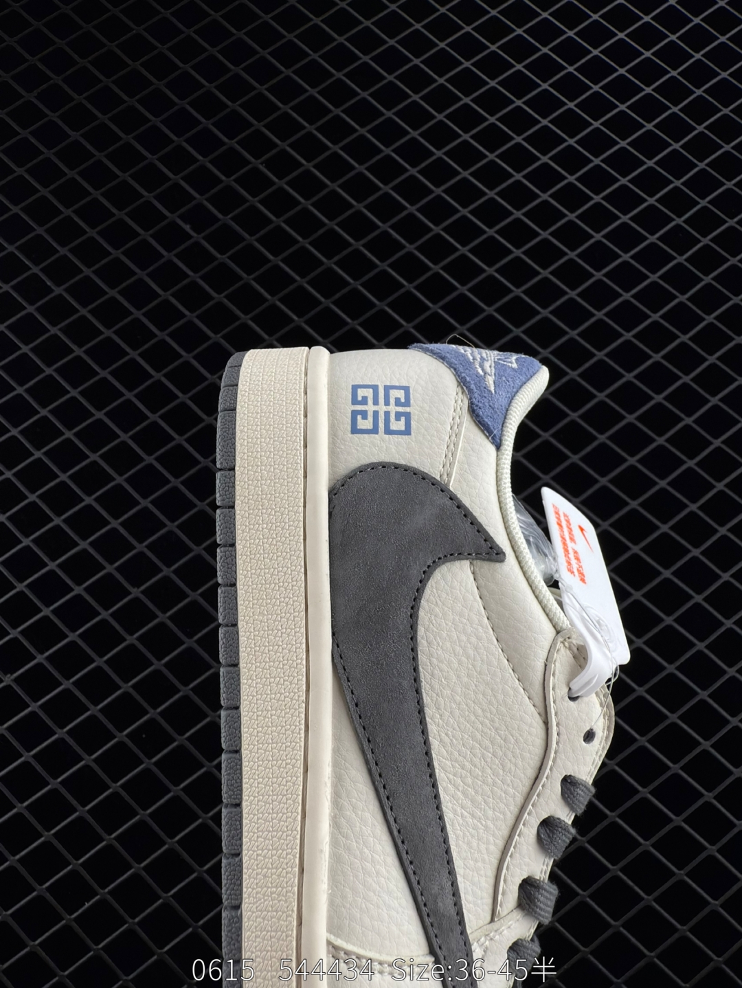 💰230
Louis Vuitton x Travis Scott x Air Jordan 1 Low 路易威登 x AJ1 低帮 LV米白蓝倒勾联名 AJ1 乔丹1代 aj1 乔1 低邦 LV米白绿倒勾联名 乔丹篮球鞋系列 鞋身延续了此前的设计,通体采用皮革材质覆盖,营造出极佳的质感;配色方面以米灰白色为底搭配米黄色框架呈现,标志性的反钩Swoosh Logo采用绿色呈现,内侧则辅以绿色Swoosh Logo点缀,鞋舌等多处TS标志性元素均得以保留;鞋舌白色绣标上点缀绿色LV标志,鞋身内侧Cactus Jack厂牌Logo采用绿色点缀,后跟的厂牌标志以及Wings Logo均采用黄色缝线打造,彰显联名身份;中底部分也使用了氧化做旧效果,外底则采用棕色橡胶完善整体设计收尾。
货号:LX1988-111
Size:36-45带半码
编码:544434