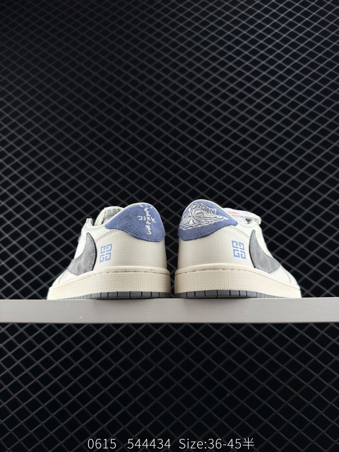 💰230
Louis Vuitton x Travis Scott x Air Jordan 1 Low 路易威登 x AJ1 低帮 LV米白蓝倒勾联名 AJ1 乔丹1代 aj1 乔1 低邦 LV米白绿倒勾联名 乔丹篮球鞋系列 鞋身延续了此前的设计,通体采用皮革材质覆盖,营造出极佳的质感;配色方面以米灰白色为底搭配米黄色框架呈现,标志性的反钩Swoosh Logo采用绿色呈现,内侧则辅以绿色Swoosh Logo点缀,鞋舌等多处TS标志性元素均得以保留;鞋舌白色绣标上点缀绿色LV标志,鞋身内侧Cactus Jack厂牌Logo采用绿色点缀,后跟的厂牌标志以及Wings Logo均采用黄色缝线打造,彰显联名身份;中底部分也使用了氧化做旧效果,外底则采用棕色橡胶完善整体设计收尾。
货号:LX1988-111
Size:36-45带半码
编码:544434