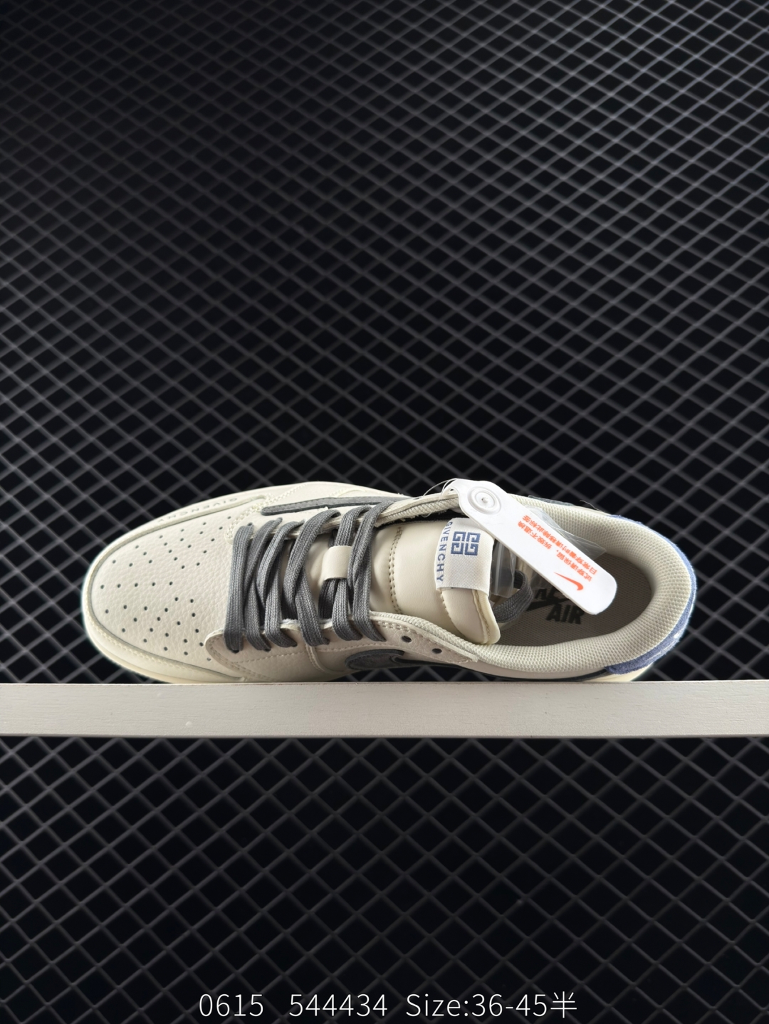💰230
Louis Vuitton x Travis Scott x Air Jordan 1 Low 路易威登 x AJ1 低帮 LV米白蓝倒勾联名 AJ1 乔丹1代 aj1 乔1 低邦 LV米白绿倒勾联名 乔丹篮球鞋系列 鞋身延续了此前的设计,通体采用皮革材质覆盖,营造出极佳的质感;配色方面以米灰白色为底搭配米黄色框架呈现,标志性的反钩Swoosh Logo采用绿色呈现,内侧则辅以绿色Swoosh Logo点缀,鞋舌等多处TS标志性元素均得以保留;鞋舌白色绣标上点缀绿色LV标志,鞋身内侧Cactus Jack厂牌Logo采用绿色点缀,后跟的厂牌标志以及Wings Logo均采用黄色缝线打造,彰显联名身份;中底部分也使用了氧化做旧效果,外底则采用棕色橡胶完善整体设计收尾。
货号:LX1988-111
Size:36-45带半码
编码:544434