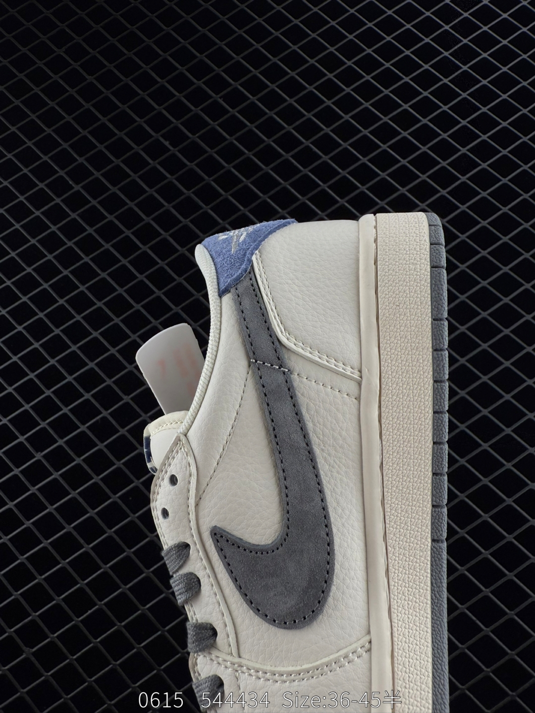 💰230
Louis Vuitton x Travis Scott x Air Jordan 1 Low 路易威登 x AJ1 低帮 LV米白蓝倒勾联名 AJ1 乔丹1代 aj1 乔1 低邦 LV米白绿倒勾联名 乔丹篮球鞋系列 鞋身延续了此前的设计,通体采用皮革材质覆盖,营造出极佳的质感;配色方面以米灰白色为底搭配米黄色框架呈现,标志性的反钩Swoosh Logo采用绿色呈现,内侧则辅以绿色Swoosh Logo点缀,鞋舌等多处TS标志性元素均得以保留;鞋舌白色绣标上点缀绿色LV标志,鞋身内侧Cactus Jack厂牌Logo采用绿色点缀,后跟的厂牌标志以及Wings Logo均采用黄色缝线打造,彰显联名身份;中底部分也使用了氧化做旧效果,外底则采用棕色橡胶完善整体设计收尾。
货号:LX1988-111
Size:36-45带半码
编码:544434