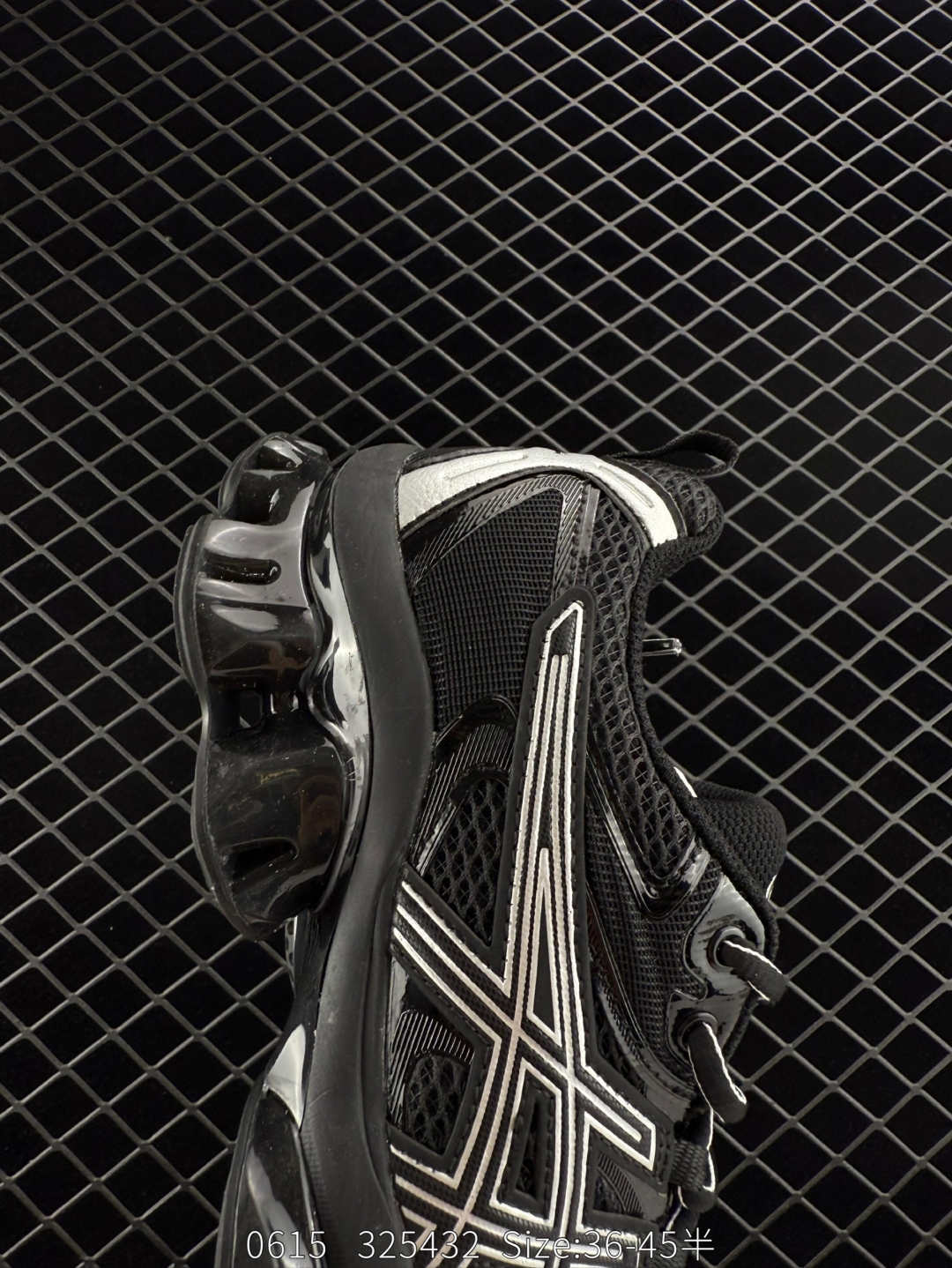 💰220
Asics Gel-Quantun Kinetic 亚瑟士 复古休闲运动鞋厚底增高老爹鞋 
#采用 GEL Scutoid 技术的橡胶鞋底。在拥有拥有相同外底科技的基础上，与早先推出的 Kiko Kostadinov 联名款 GEL-QUANTUM ZIENTZIA 十分相似，不失为具有 Ki 味的平替选择。
货号：1203A270-021
尺码：36-45带半码
编码：325432