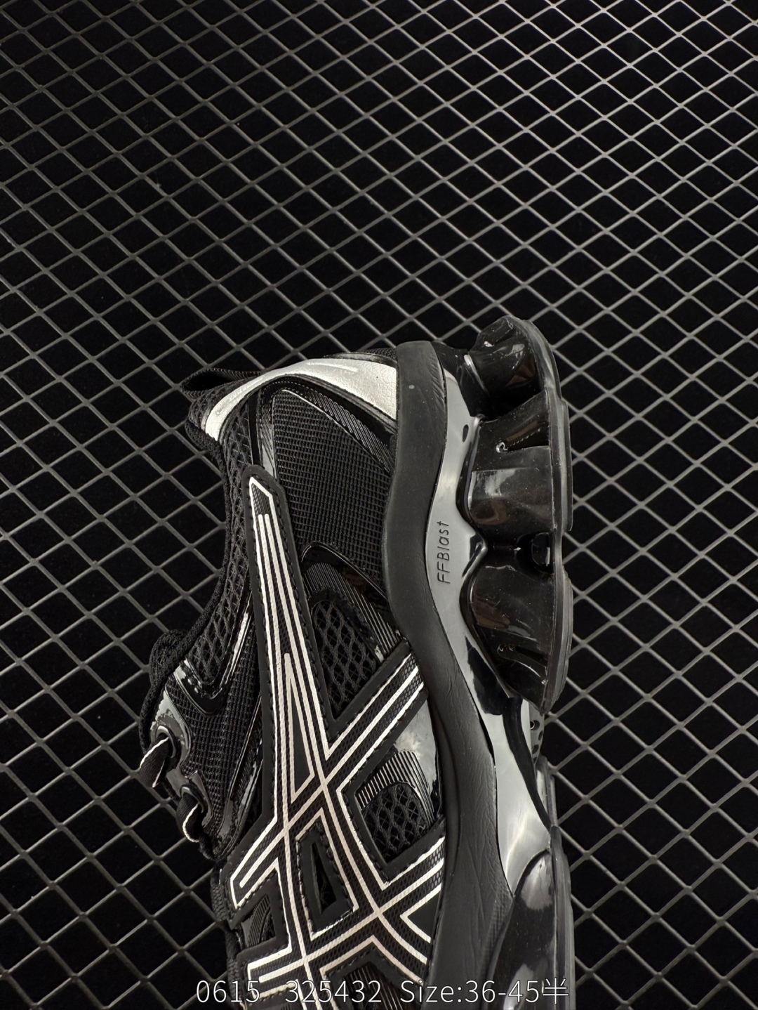 💰220
Asics Gel-Quantun Kinetic 亚瑟士 复古休闲运动鞋厚底增高老爹鞋 
#采用 GEL Scutoid 技术的橡胶鞋底。在拥有拥有相同外底科技的基础上，与早先推出的 Kiko Kostadinov 联名款 GEL-QUANTUM ZIENTZIA 十分相似，不失为具有 Ki 味的平替选择。
货号：1203A270-021
尺码：36-45带半码
编码：325432