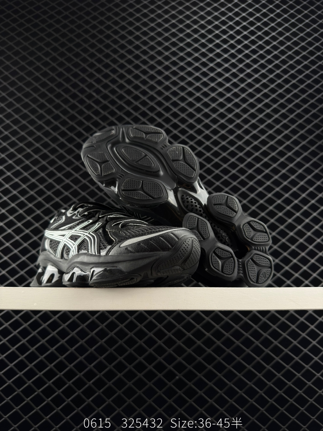 💰220
Asics Gel-Quantun Kinetic 亚瑟士 复古休闲运动鞋厚底增高老爹鞋 
#采用 GEL Scutoid 技术的橡胶鞋底。在拥有拥有相同外底科技的基础上，与早先推出的 Kiko Kostadinov 联名款 GEL-QUANTUM ZIENTZIA 十分相似，不失为具有 Ki 味的平替选择。
货号：1203A270-021
尺码：36-45带半码
编码：325432