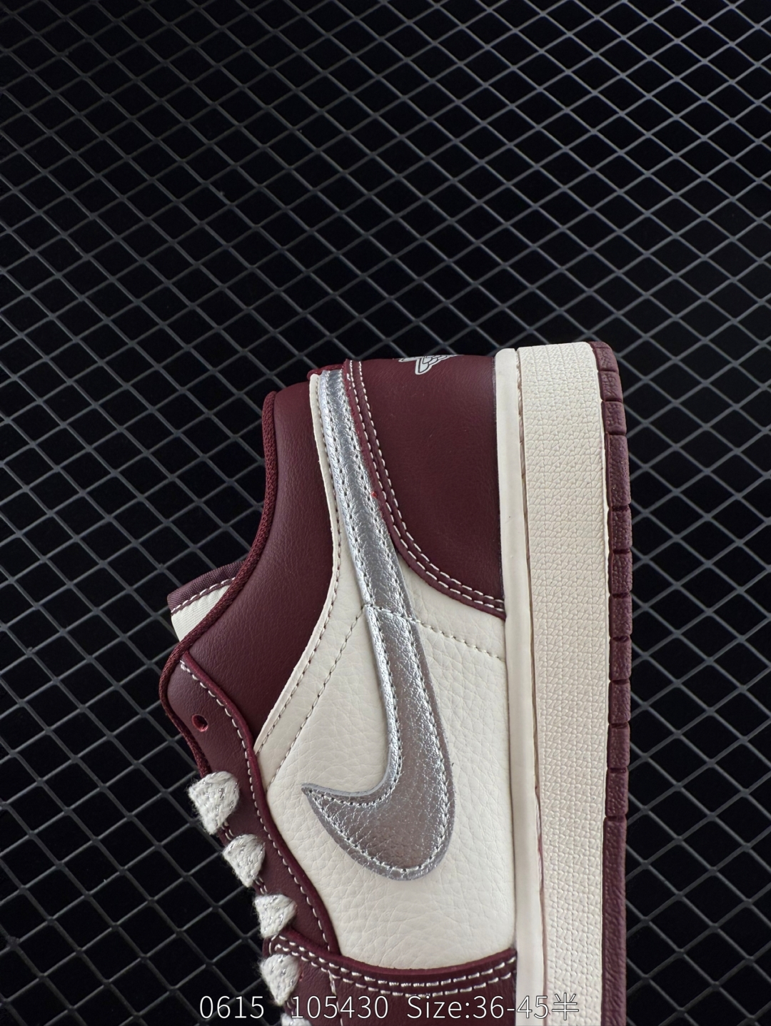 💰210
公司级✅NK Dunk Low Retro “DIY高端定制”
低帮休闲运动板鞋
原装头层材料 用料绝不含糊 独家版型蒸餾加工帶來的是更好的视觉和脚感体验 清洁度 电绣工艺 皮料切割干净无任何毛边 细节完美
货号：XX9910 010
尺码：36 36.5 37.5 38 38.5 39 40 40.5 41 42 42.5 43 44 45
编码：105430