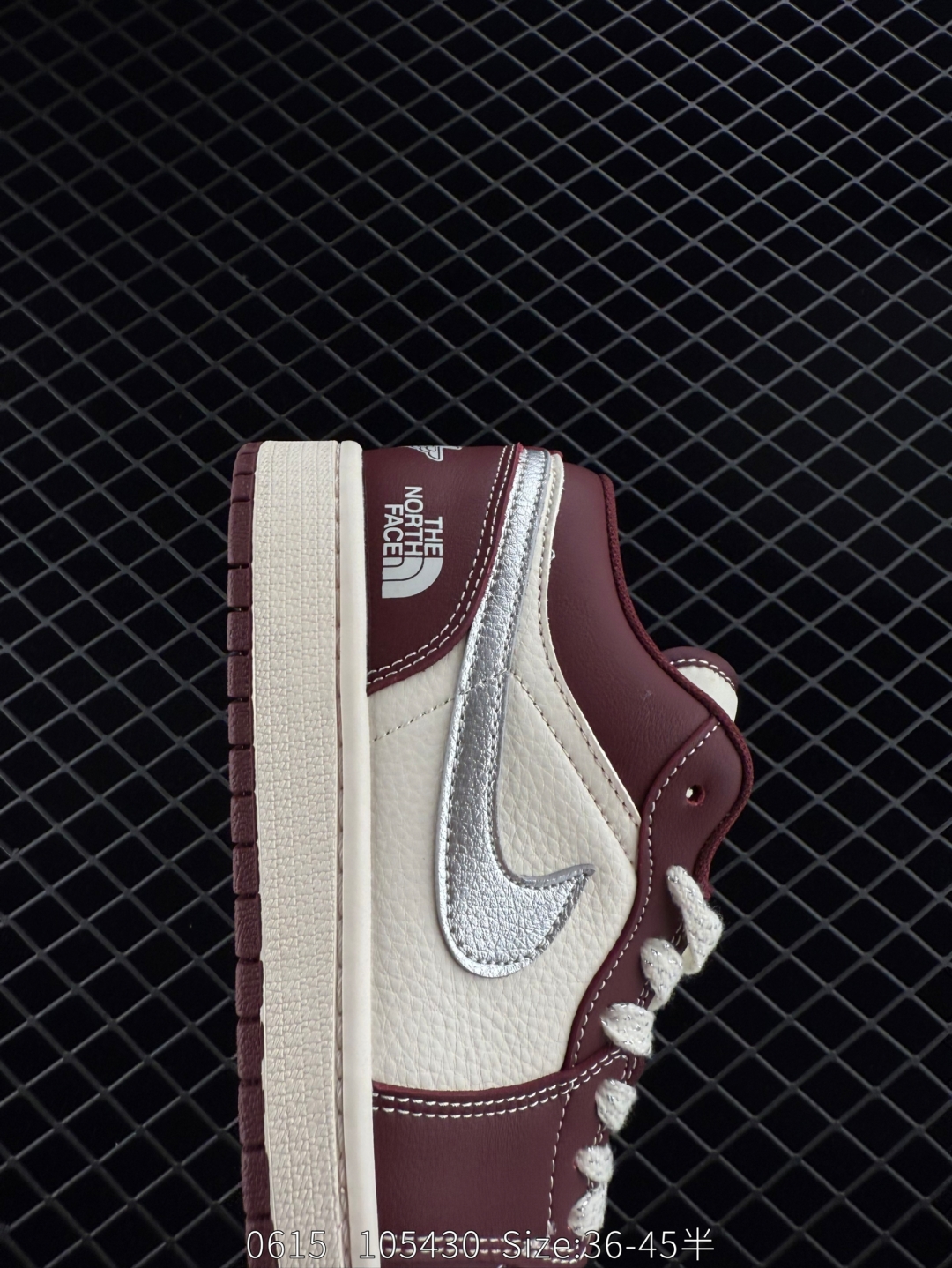 💰210
公司级✅NK Dunk Low Retro “DIY高端定制”
低帮休闲运动板鞋
原装头层材料 用料绝不含糊 独家版型蒸餾加工帶來的是更好的视觉和脚感体验 清洁度 电绣工艺 皮料切割干净无任何毛边 细节完美
货号：XX9910 010
尺码：36 36.5 37.5 38 38.5 39 40 40.5 41 42 42.5 43 44 45
编码：105430