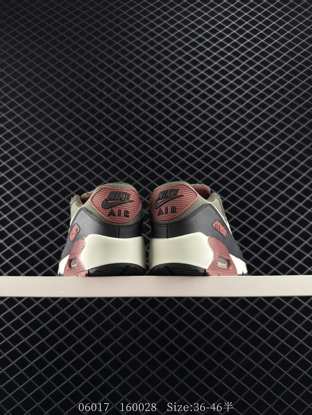 💰240
✅NIKE耐克运动鞋 Air max 90 健身运动跑鞋休闲鞋 复古风十足!Air Max 90 作为 Nike 旗下最经典的鞋型之一,凭借着百搭的造型,获得众多鞋迷们的喜爱。鞋面采用皮革、网眼布和麂皮材质打造,带来不俗质感的同时还有一定的透气性。最后开窗式 Air Max 气垫收尾,完善整双鞋设计。nike air max 90类鞋子 鞋后跟较高,减震效果出奇的好(鞋跟处有气垫)由于后跟高于前跟,便于跑步。鞋底采用华夫格橡胶底,抓地力确实强悍。气垫的吸震效果极佳,响应也很棒,再加上非常耐用。Nikeairmax90的鞋可以用来跑步,原本就是复古跑步鞋。运动时也耐穿的,这款鞋子够结实。
类型:男女鞋
货号:DH8070
尺码:36 -46含半码
编码:160028