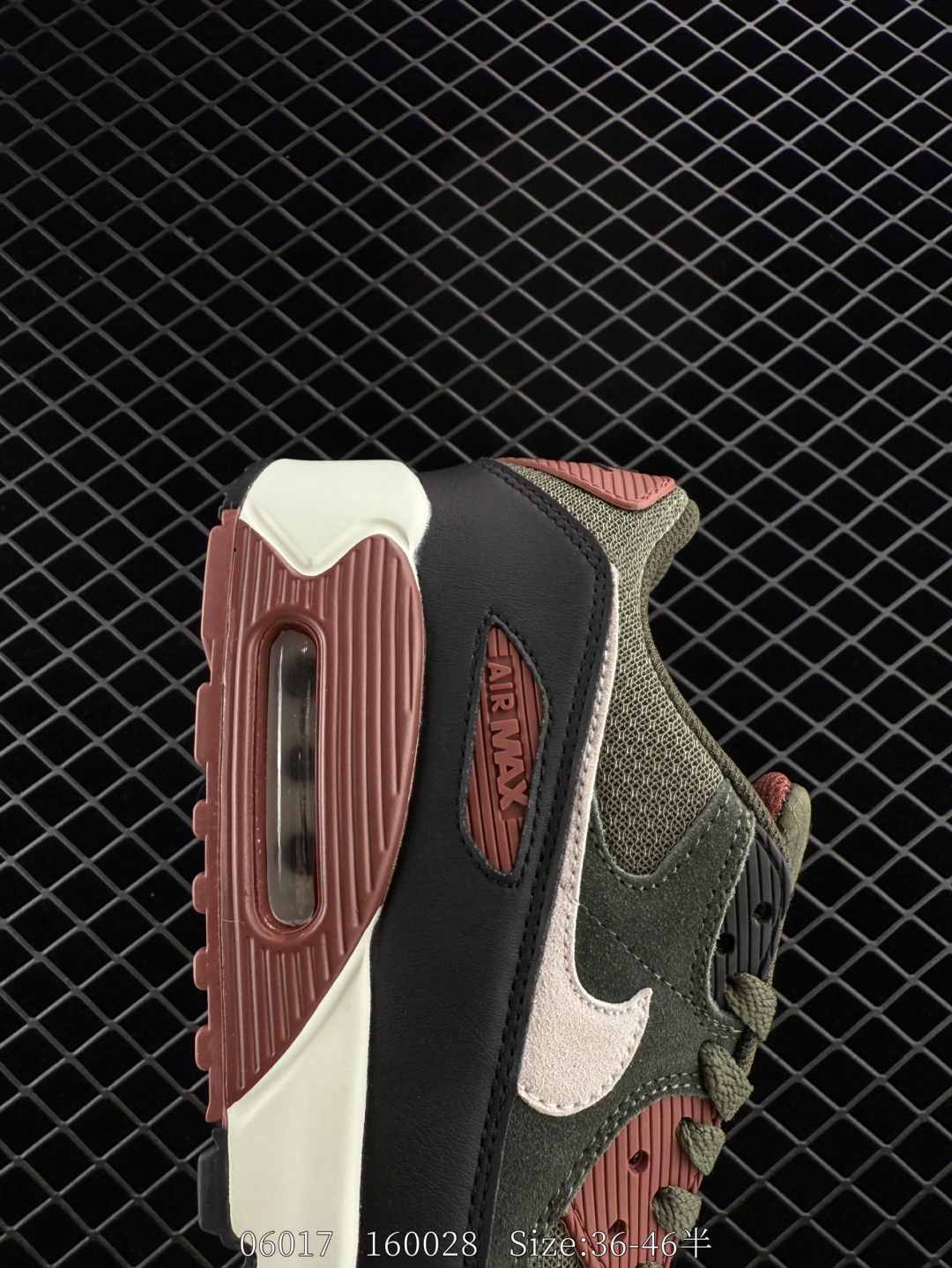 💰240
✅NIKE耐克运动鞋 Air max 90 健身运动跑鞋休闲鞋 复古风十足!Air Max 90 作为 Nike 旗下最经典的鞋型之一,凭借着百搭的造型,获得众多鞋迷们的喜爱。鞋面采用皮革、网眼布和麂皮材质打造,带来不俗质感的同时还有一定的透气性。最后开窗式 Air Max 气垫收尾,完善整双鞋设计。nike air max 90类鞋子 鞋后跟较高,减震效果出奇的好(鞋跟处有气垫)由于后跟高于前跟,便于跑步。鞋底采用华夫格橡胶底,抓地力确实强悍。气垫的吸震效果极佳,响应也很棒,再加上非常耐用。Nikeairmax90的鞋可以用来跑步,原本就是复古跑步鞋。运动时也耐穿的,这款鞋子够结实。
类型:男女鞋
货号:DH8070
尺码:36 -46含半码
编码:160028