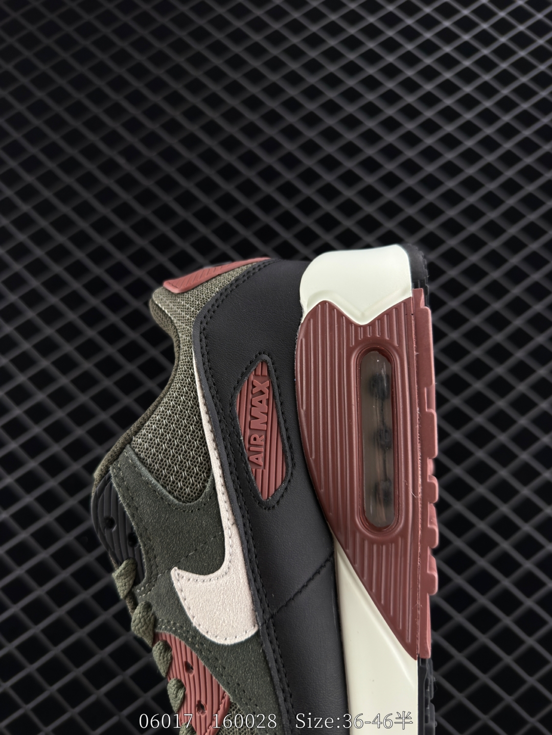 💰240
✅NIKE耐克运动鞋 Air max 90 健身运动跑鞋休闲鞋 复古风十足!Air Max 90 作为 Nike 旗下最经典的鞋型之一,凭借着百搭的造型,获得众多鞋迷们的喜爱。鞋面采用皮革、网眼布和麂皮材质打造,带来不俗质感的同时还有一定的透气性。最后开窗式 Air Max 气垫收尾,完善整双鞋设计。nike air max 90类鞋子 鞋后跟较高,减震效果出奇的好(鞋跟处有气垫)由于后跟高于前跟,便于跑步。鞋底采用华夫格橡胶底,抓地力确实强悍。气垫的吸震效果极佳,响应也很棒,再加上非常耐用。Nikeairmax90的鞋可以用来跑步,原本就是复古跑步鞋。运动时也耐穿的,这款鞋子够结实。
类型:男女鞋
货号:DH8070
尺码:36 -46含半码
编码:160028
