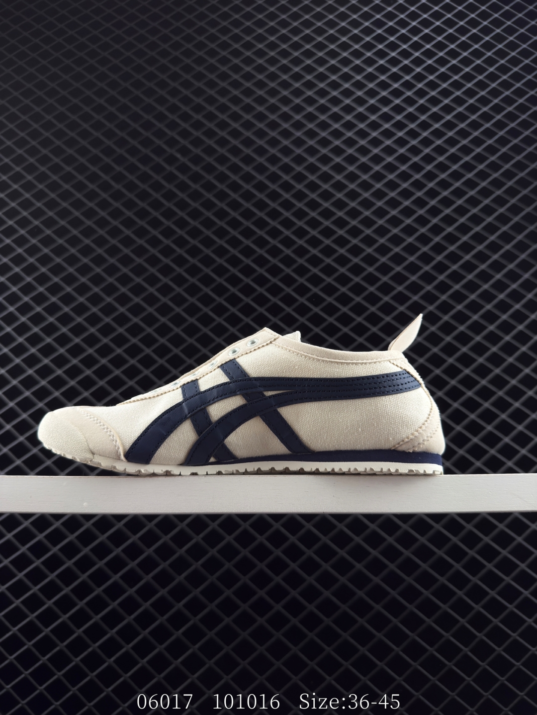 💰180
✅Onitsuka Tiger NIPPON MADE 鬼冢虎手工鞋系列 最高版本MEXICO 66 DELUXE メキシコ 66 デラックス独家！同步官方，手工鞋新款三联吊牌！系带/免系带两用穿法！高密度双层组合中底板，根据楦头形状预定型，完美贴合脚弓！高弹性EVA成型鞋垫，支撑性能强，可以缓冲双足压力，减轻疲劳！
货号:1183A201-254
尺码:如图
ID:101016