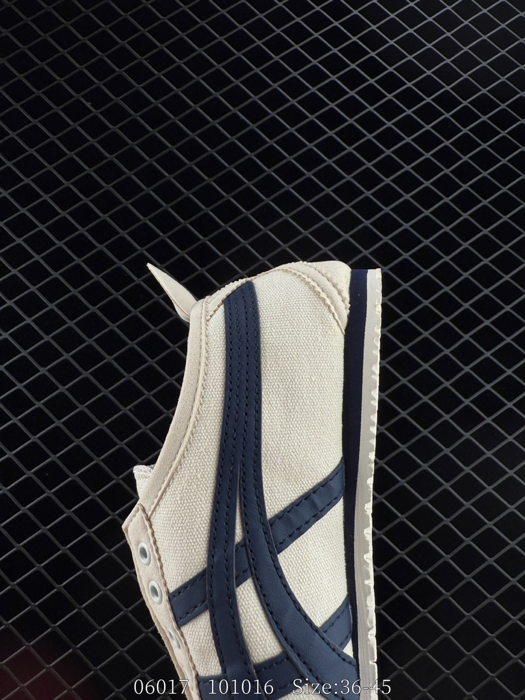 💰180
✅Onitsuka Tiger NIPPON MADE 鬼冢虎手工鞋系列 最高版本MEXICO 66 DELUXE メキシコ 66 デラックス独家！同步官方，手工鞋新款三联吊牌！系带/免系带两用穿法！高密度双层组合中底板，根据楦头形状预定型，完美贴合脚弓！高弹性EVA成型鞋垫，支撑性能强，可以缓冲双足压力，减轻疲劳！
货号:1183A201-254
尺码:如图
ID:101016