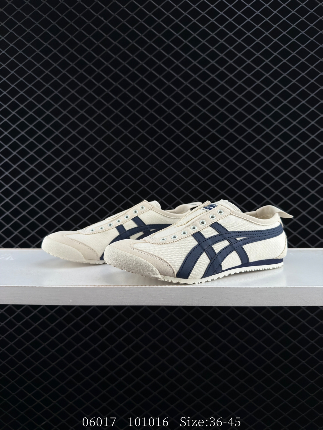 💰180
✅Onitsuka Tiger NIPPON MADE 鬼冢虎手工鞋系列 最高版本MEXICO 66 DELUXE メキシコ 66 デラックス独家！同步官方，手工鞋新款三联吊牌！系带/免系带两用穿法！高密度双层组合中底板，根据楦头形状预定型，完美贴合脚弓！高弹性EVA成型鞋垫，支撑性能强，可以缓冲双足压力，减轻疲劳！
货号:1183A201-254
尺码:如图
ID:101016