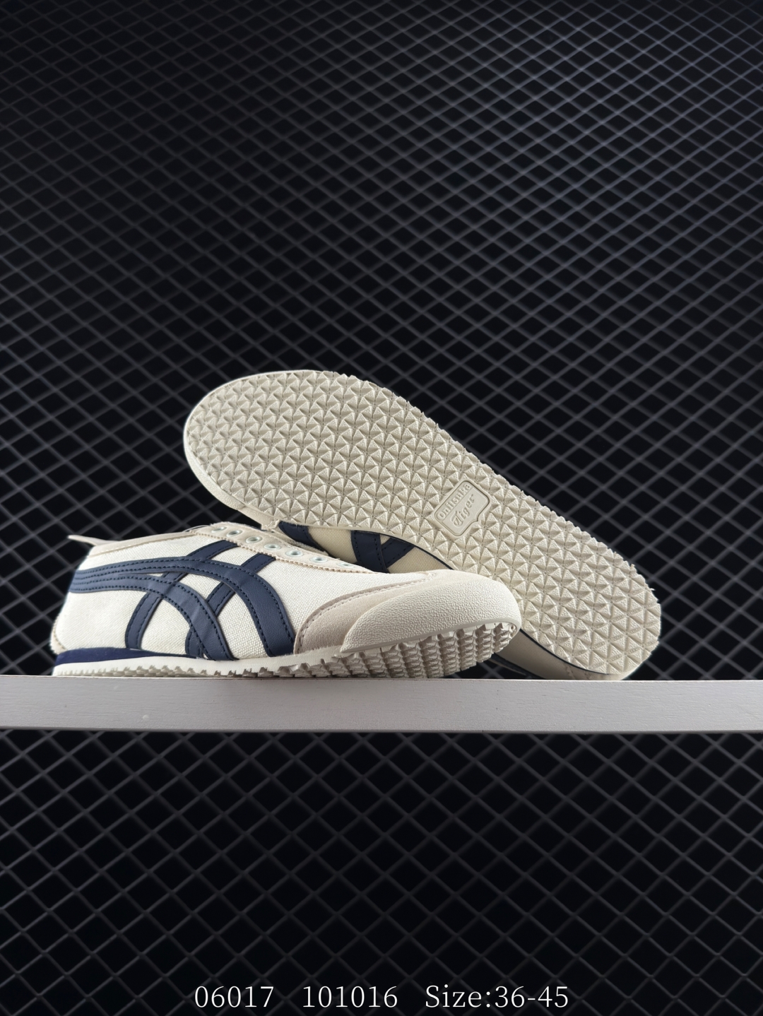 💰180
✅Onitsuka Tiger NIPPON MADE 鬼冢虎手工鞋系列 最高版本MEXICO 66 DELUXE メキシコ 66 デラックス独家！同步官方，手工鞋新款三联吊牌！系带/免系带两用穿法！高密度双层组合中底板，根据楦头形状预定型，完美贴合脚弓！高弹性EVA成型鞋垫，支撑性能强，可以缓冲双足压力，减轻疲劳！
货号:1183A201-254
尺码:如图
ID:101016