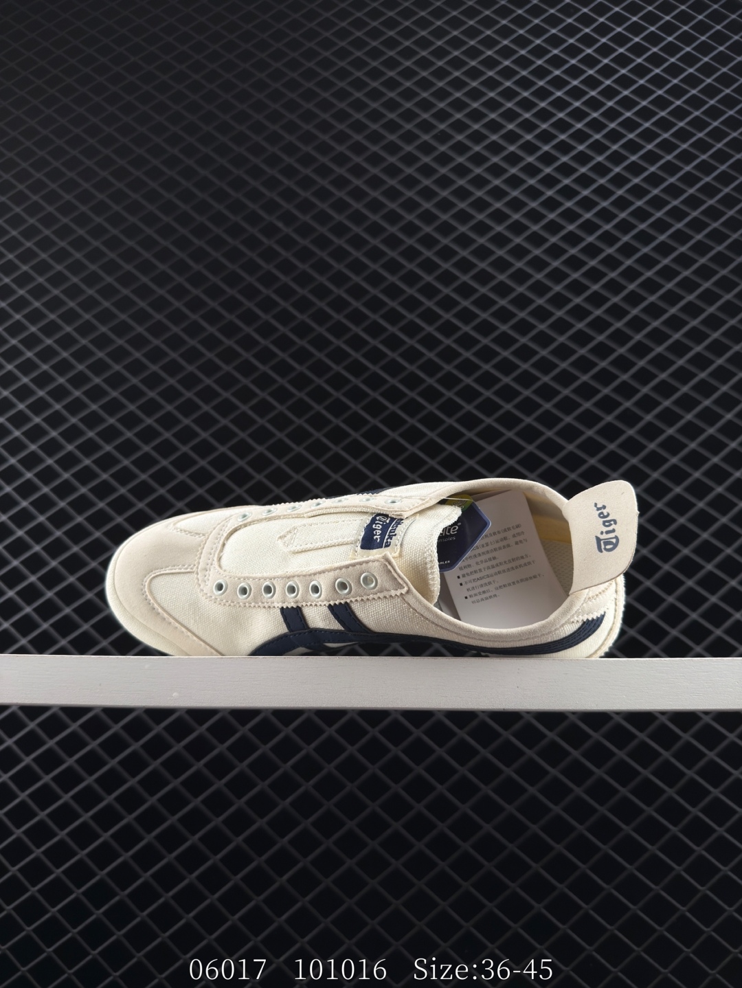💰180
✅Onitsuka Tiger NIPPON MADE 鬼冢虎手工鞋系列 最高版本MEXICO 66 DELUXE メキシコ 66 デラックス独家！同步官方，手工鞋新款三联吊牌！系带/免系带两用穿法！高密度双层组合中底板，根据楦头形状预定型，完美贴合脚弓！高弹性EVA成型鞋垫，支撑性能强，可以缓冲双足压力，减轻疲劳！
货号:1183A201-254
尺码:如图
ID:101016