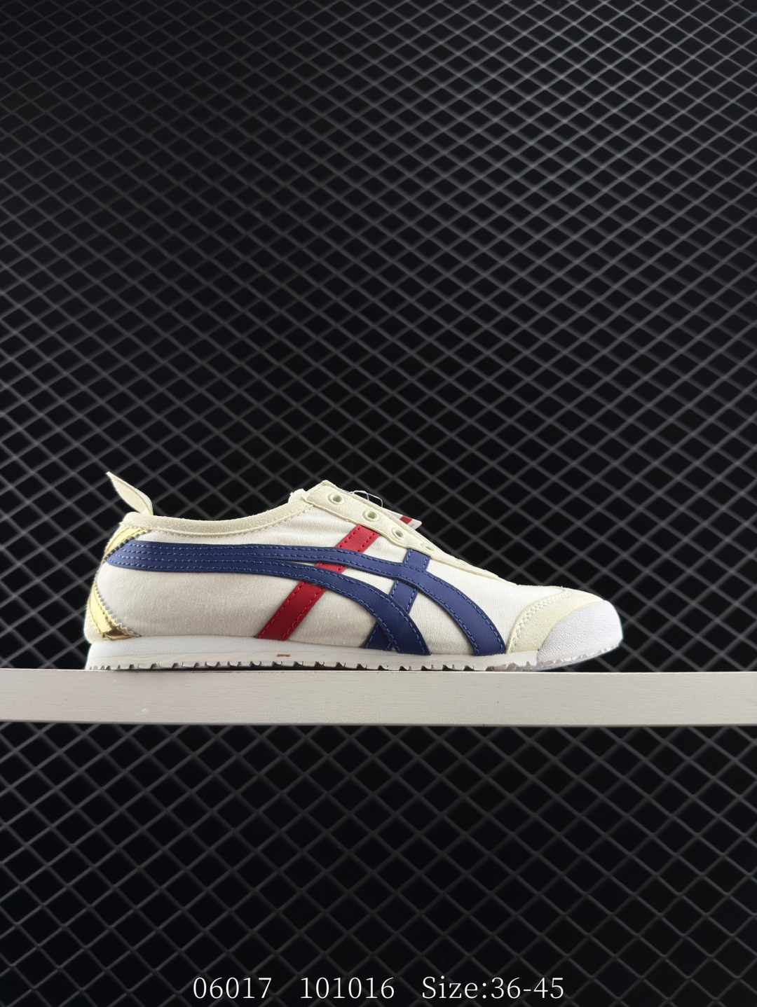🈴💰180
✅Onitsuka Tiger NIPPON MADE 鬼冢虎手工鞋系列 最高版本MEXICO 66 DELUXE メキシコ 66 デラックス独家！同步官方，手工鞋新款三联吊牌！系带/免系带两用穿法！高密度双层组合中底板，根据楦头形状预定型，完美贴合脚弓！高弹性EVA成型鞋垫，支撑性能强，可以缓冲双足压力，减轻疲劳！
货号:1183A201-254
尺码:如图
ID:101016