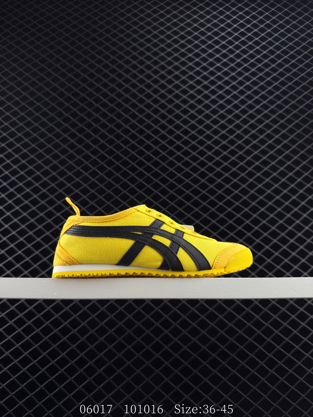 🈴💰180
✅Onitsuka Tiger NIPPON MADE 鬼冢虎手工鞋系列 最高版本MEXICO 66 DELUXE メキシコ 66 デラックス独家！同步官方，手工鞋新款三联吊牌！系带/免系带两用穿法！高密度双层组合中底板，根据楦头形状预定型，完美贴合脚弓！高弹性EVA成型鞋垫，支撑性能强，可以缓冲双足压力，减轻疲劳！
货号:1183A201-254
尺码:如图
ID:101016