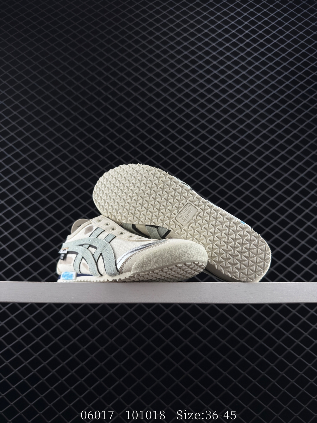 💰220
Onitsuka Tiger MEXICO66 Paraty Slip-On 亚瑟士鬼塚虎一脚蹬经典休闲帆布鞋。虎爪造型的Logo，鞋身稳定包裹系统支撑鞋身。鞋头外包橡胶片，保护脚趾，耐磨损。穿脱简洁，懒汉风格。 
货号：1183A962-100
编码：101018
尺码：36～45