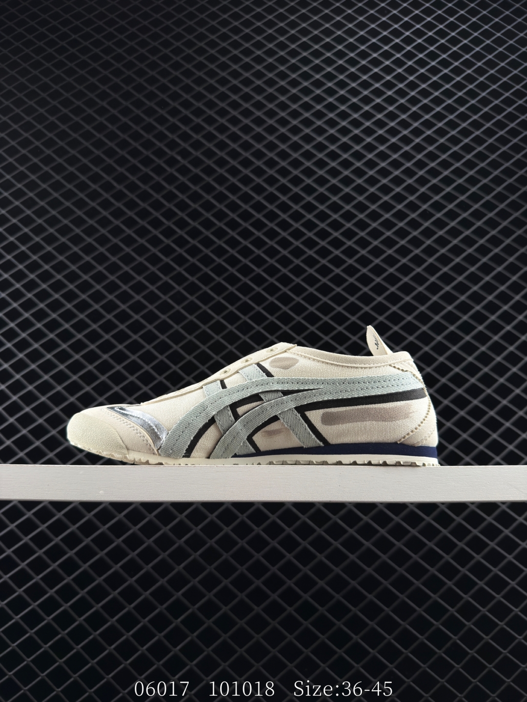 💰220
Onitsuka Tiger MEXICO66 Paraty Slip-On 亚瑟士鬼塚虎一脚蹬经典休闲帆布鞋。虎爪造型的Logo，鞋身稳定包裹系统支撑鞋身。鞋头外包橡胶片，保护脚趾，耐磨损。穿脱简洁，懒汉风格。 
货号：1183A962-100
编码：101018
尺码：36～45