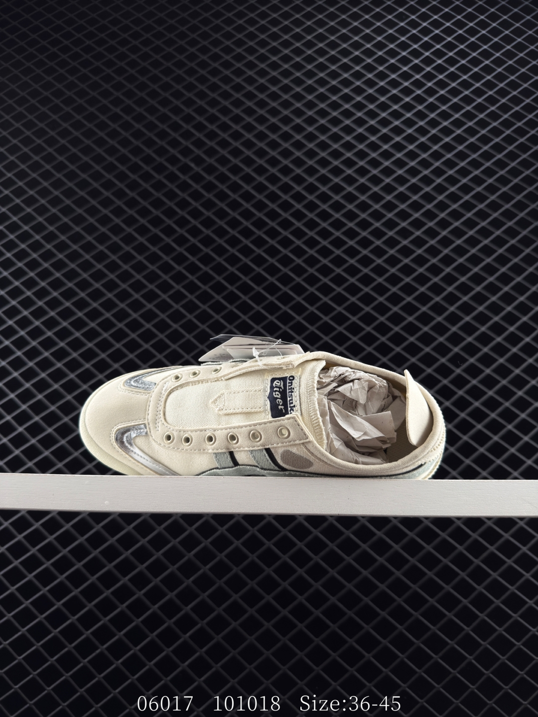 💰220
Onitsuka Tiger MEXICO66 Paraty Slip-On 亚瑟士鬼塚虎一脚蹬经典休闲帆布鞋。虎爪造型的Logo，鞋身稳定包裹系统支撑鞋身。鞋头外包橡胶片，保护脚趾，耐磨损。穿脱简洁，懒汉风格。 
货号：1183A962-100
编码：101018
尺码：36～45