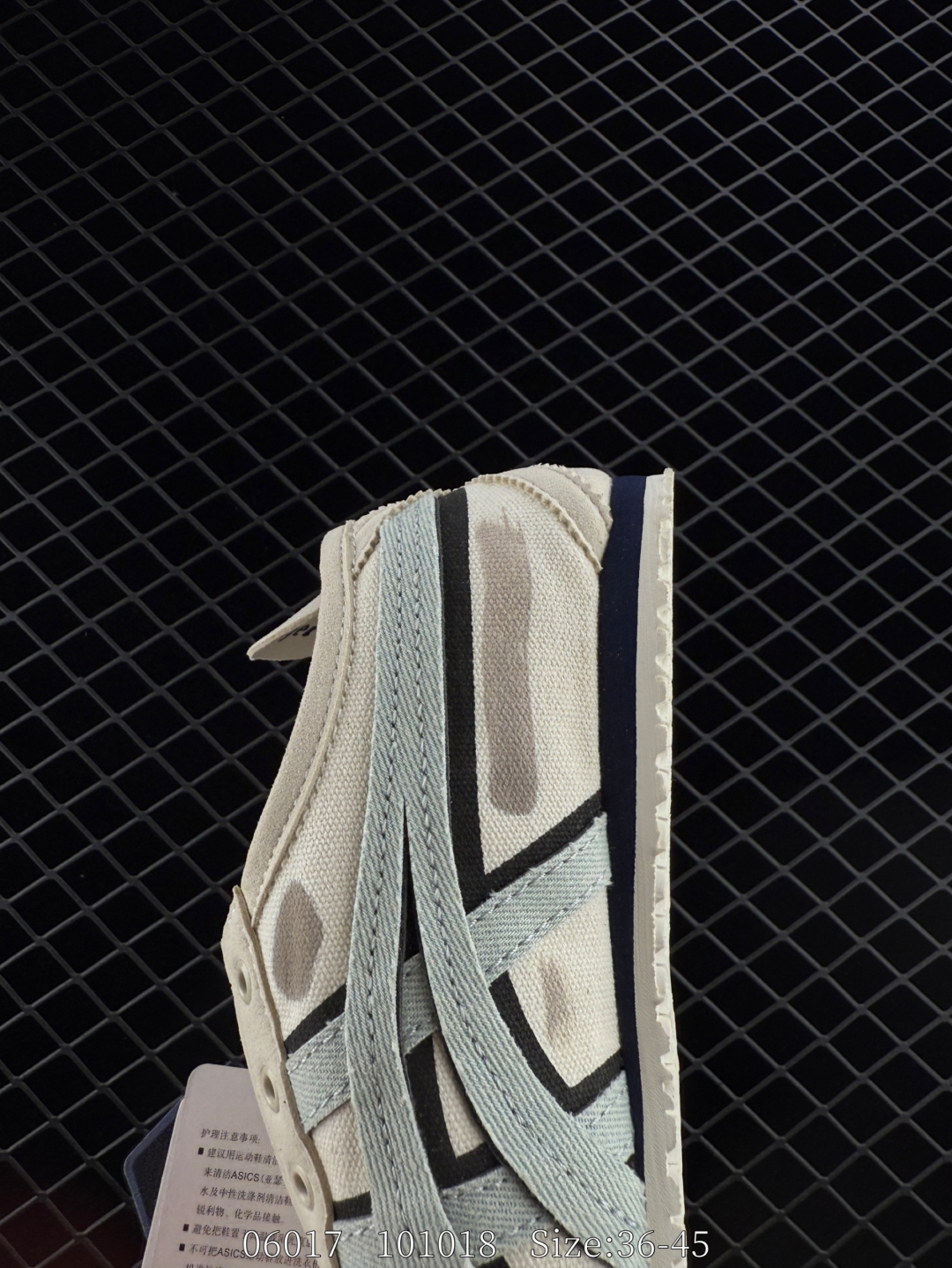 💰220
Onitsuka Tiger MEXICO66 Paraty Slip-On 亚瑟士鬼塚虎一脚蹬经典休闲帆布鞋。虎爪造型的Logo，鞋身稳定包裹系统支撑鞋身。鞋头外包橡胶片，保护脚趾，耐磨损。穿脱简洁，懒汉风格。 
货号：1183A962-100
编码：101018
尺码：36～45
