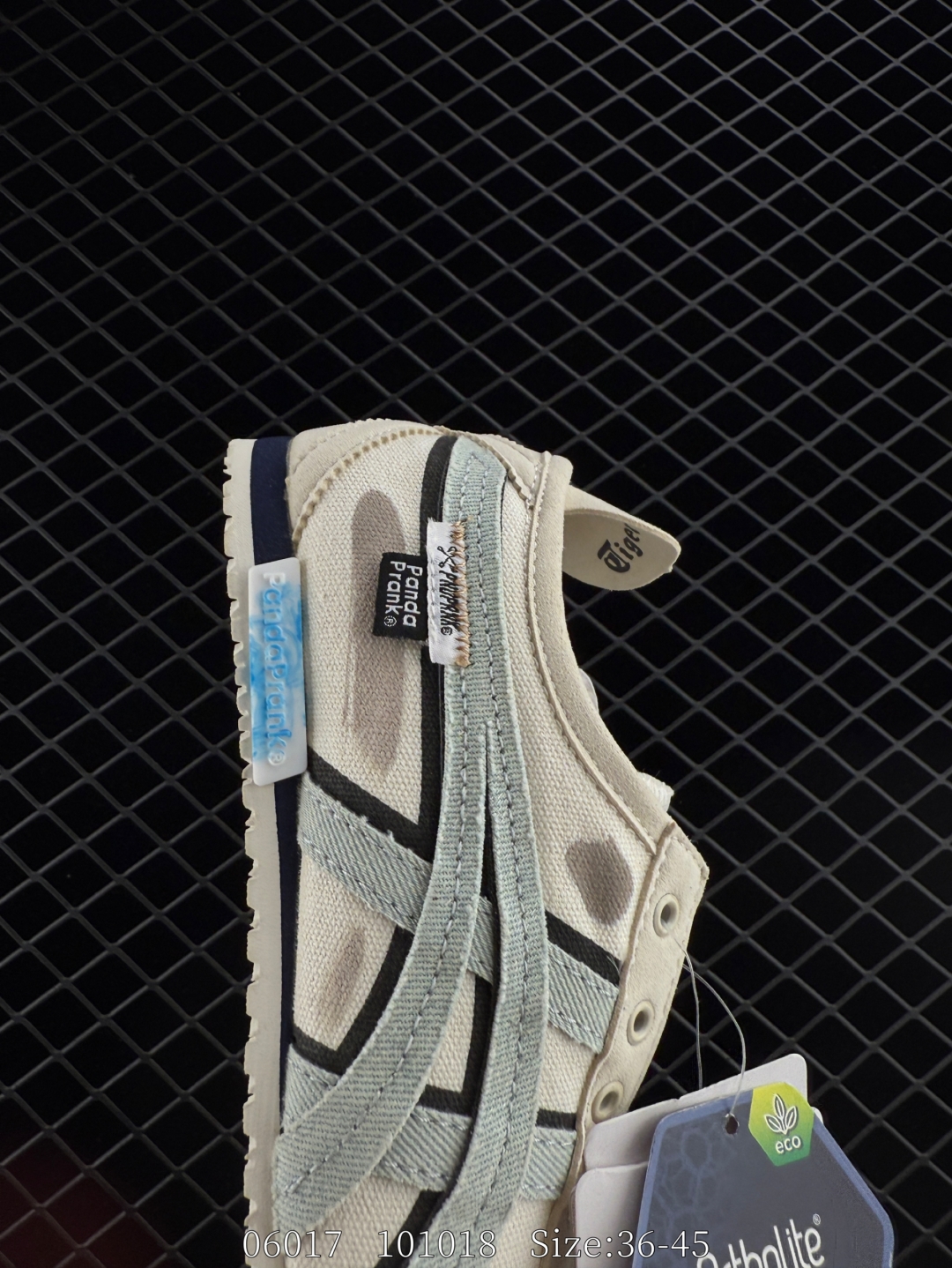 💰220
Onitsuka Tiger MEXICO66 Paraty Slip-On 亚瑟士鬼塚虎一脚蹬经典休闲帆布鞋。虎爪造型的Logo，鞋身稳定包裹系统支撑鞋身。鞋头外包橡胶片，保护脚趾，耐磨损。穿脱简洁，懒汉风格。 
货号：1183A962-100
编码：101018
尺码：36～45