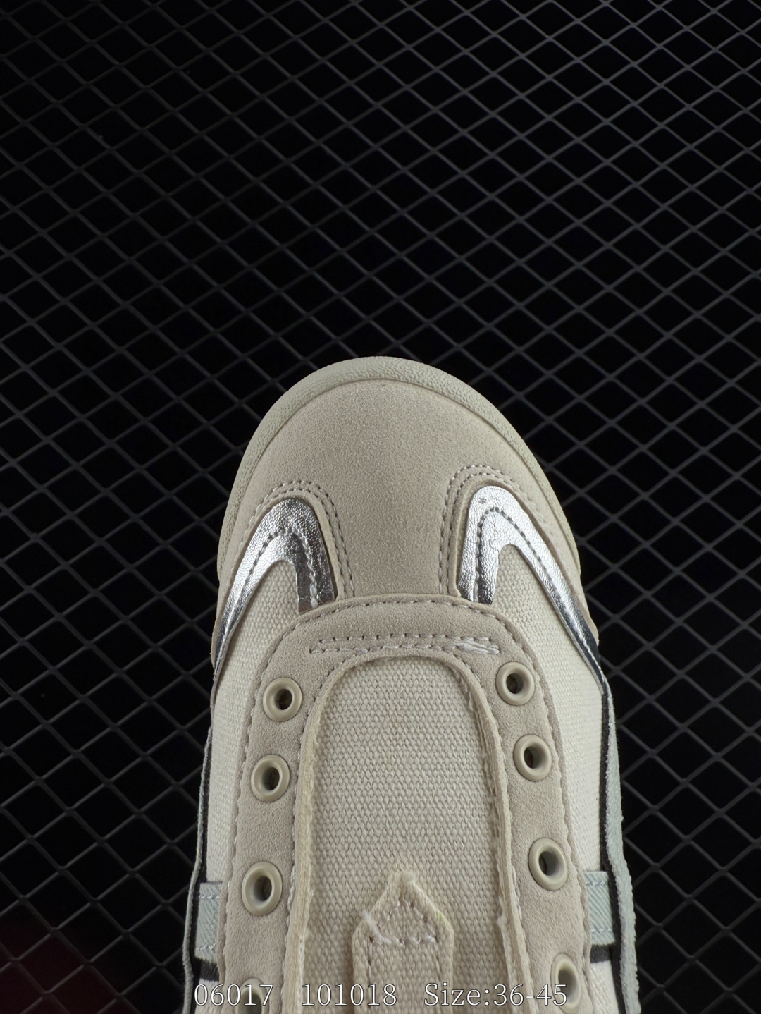 💰220
Onitsuka Tiger MEXICO66 Paraty Slip-On 亚瑟士鬼塚虎一脚蹬经典休闲帆布鞋。虎爪造型的Logo，鞋身稳定包裹系统支撑鞋身。鞋头外包橡胶片，保护脚趾，耐磨损。穿脱简洁，懒汉风格。 
货号：1183A962-100
编码：101018
尺码：36～45