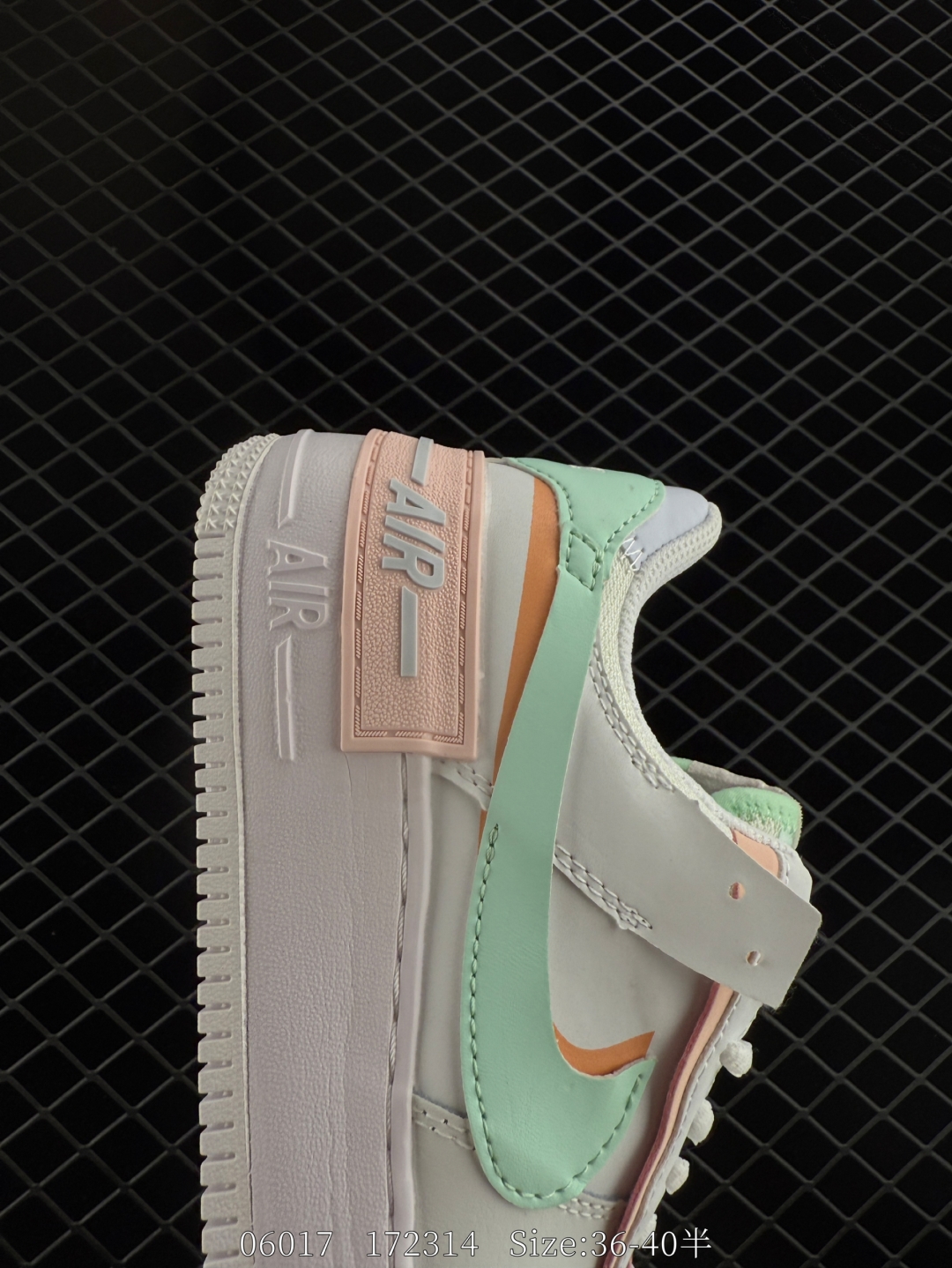 💰170
福利特价✅Nike WMNS Air Force 1 Shadow 马卡龙军空一号轻增量高低帮搭百板鞋。为典经设计注玩入味元素。 分层构结、大加中及底双重品牌标志，充彰份显 ANike AF1 Shadow 运鞋动为经典设计注入味玩元素。
货号:Cl0919-107 
ID:172314 Size:36～40半